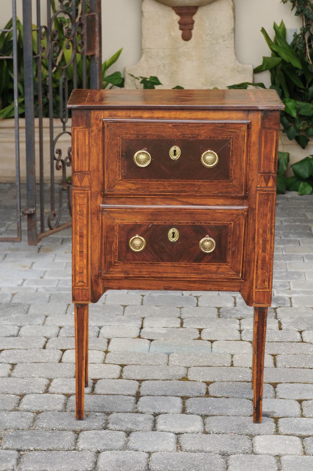 Petite Italian Neoclassical Period Walnut Commode circa 1800 with Inlaid Décor For Sale 6