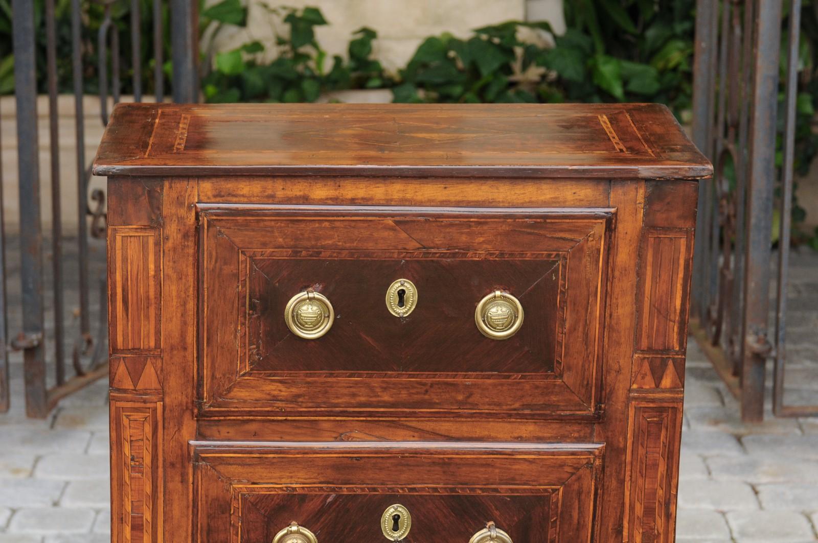 Petite Italian Neoclassical Period Walnut Commode circa 1800 with Inlaid Décor For Sale 8