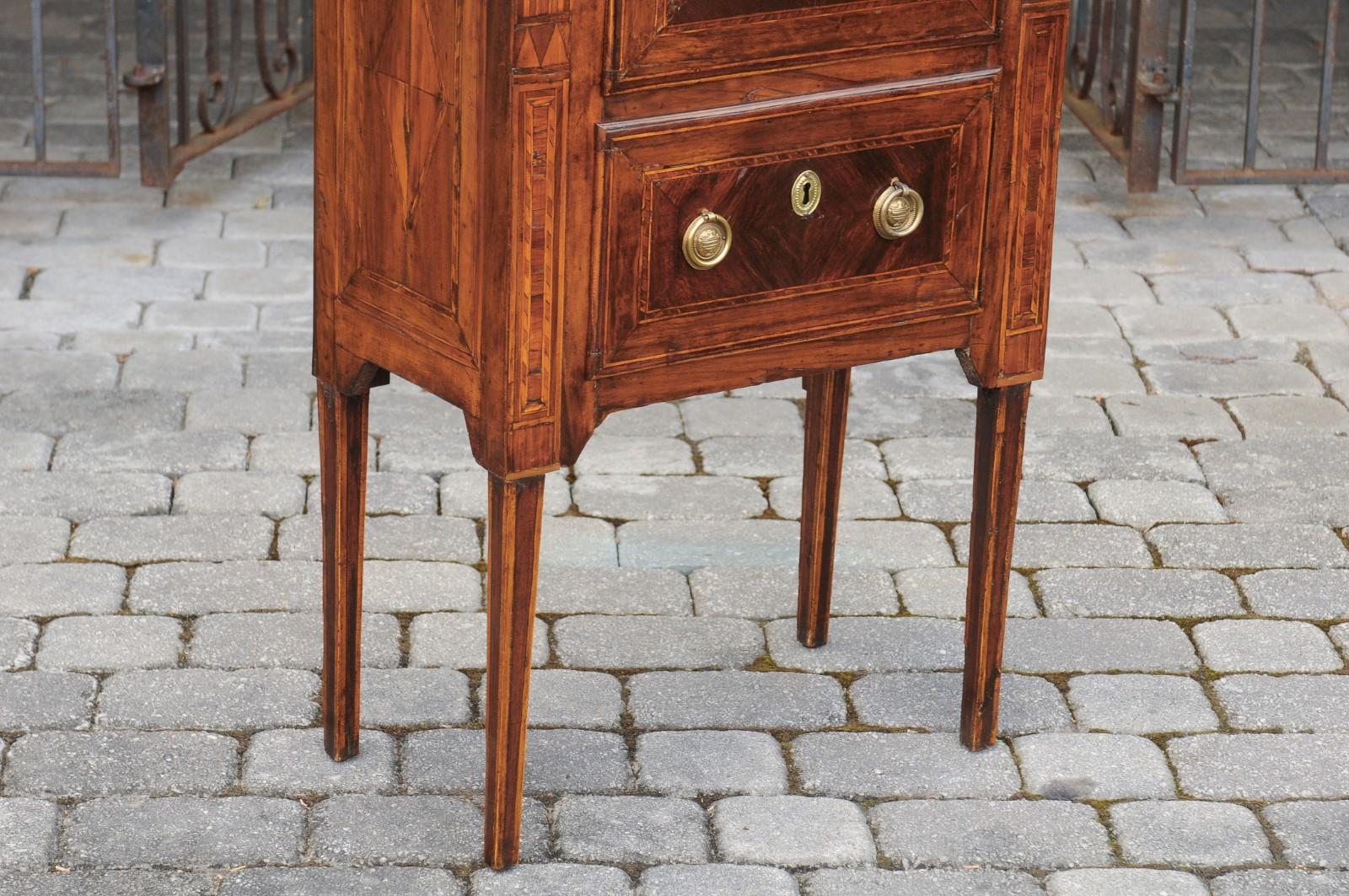 Eine zierliche italienische Kommode aus Nussbaum im neoklassizistischen Stil aus dem frühen 19. Jahrhundert mit eingelegten Motiven und zwei Schubladen. Diese zierliche italienische neoklassizistische Nussbaumkommode aus dem frühen 19. Jahrhundert