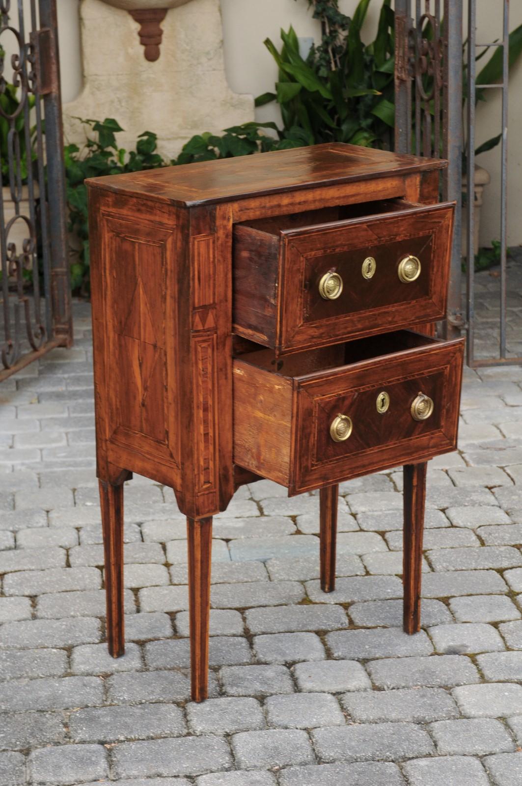 Petite Italian Neoclassical Period Walnut Commode circa 1800 with Inlaid Décor In Good Condition For Sale In Atlanta, GA