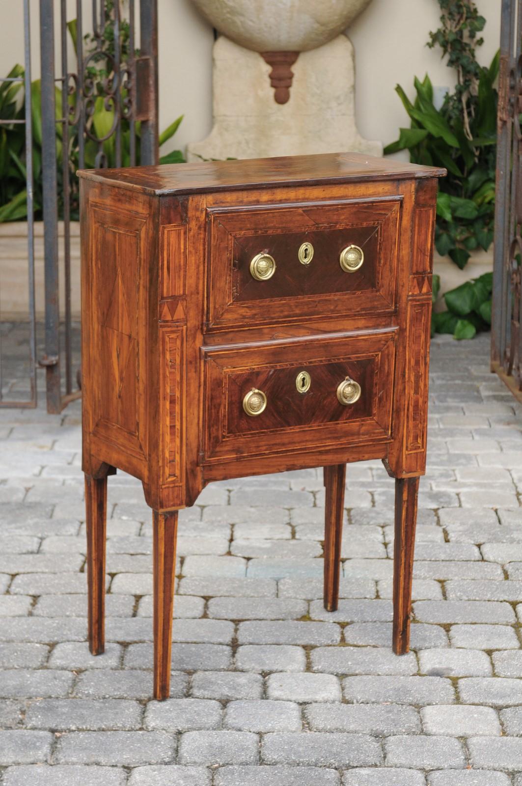Petite Italian Neoclassical Period Walnut Commode circa 1800 with Inlaid Décor For Sale 1