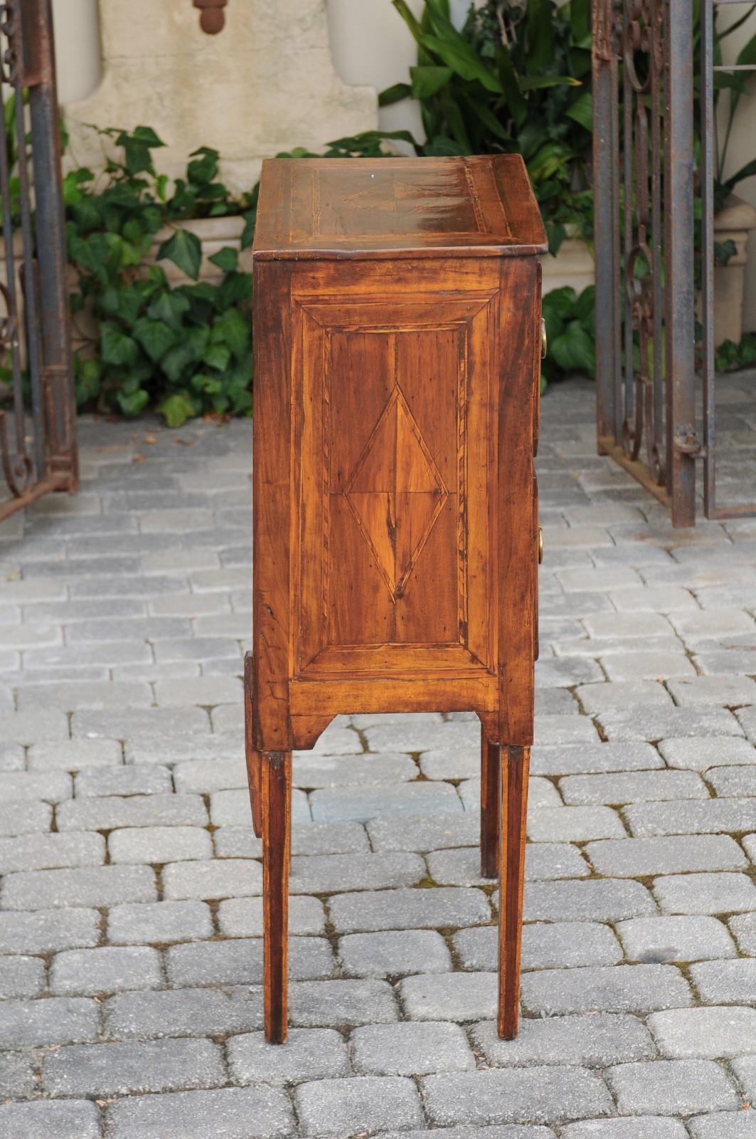 Petite Italian Neoclassical Period Walnut Commode circa 1800 with Inlaid Décor For Sale 2