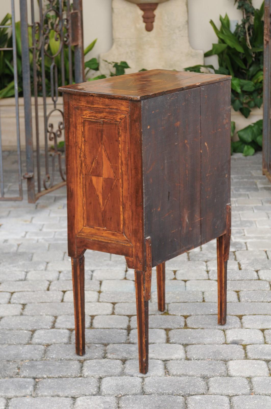 Petite Italian Neoclassical Period Walnut Commode circa 1800 with Inlaid Décor For Sale 3