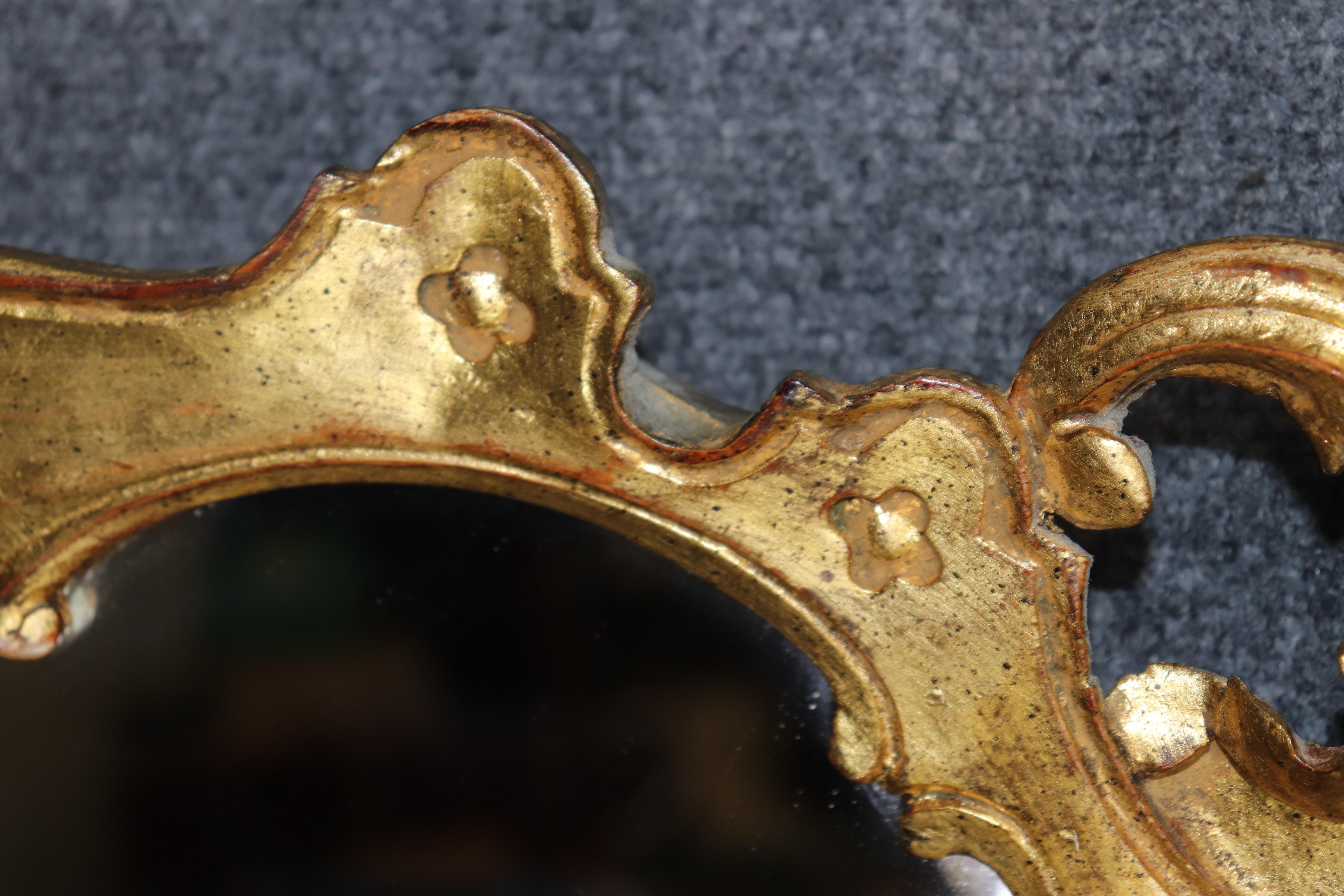 Petit miroir italien de style rococo sculpté et doré C. 1940's en vente 3