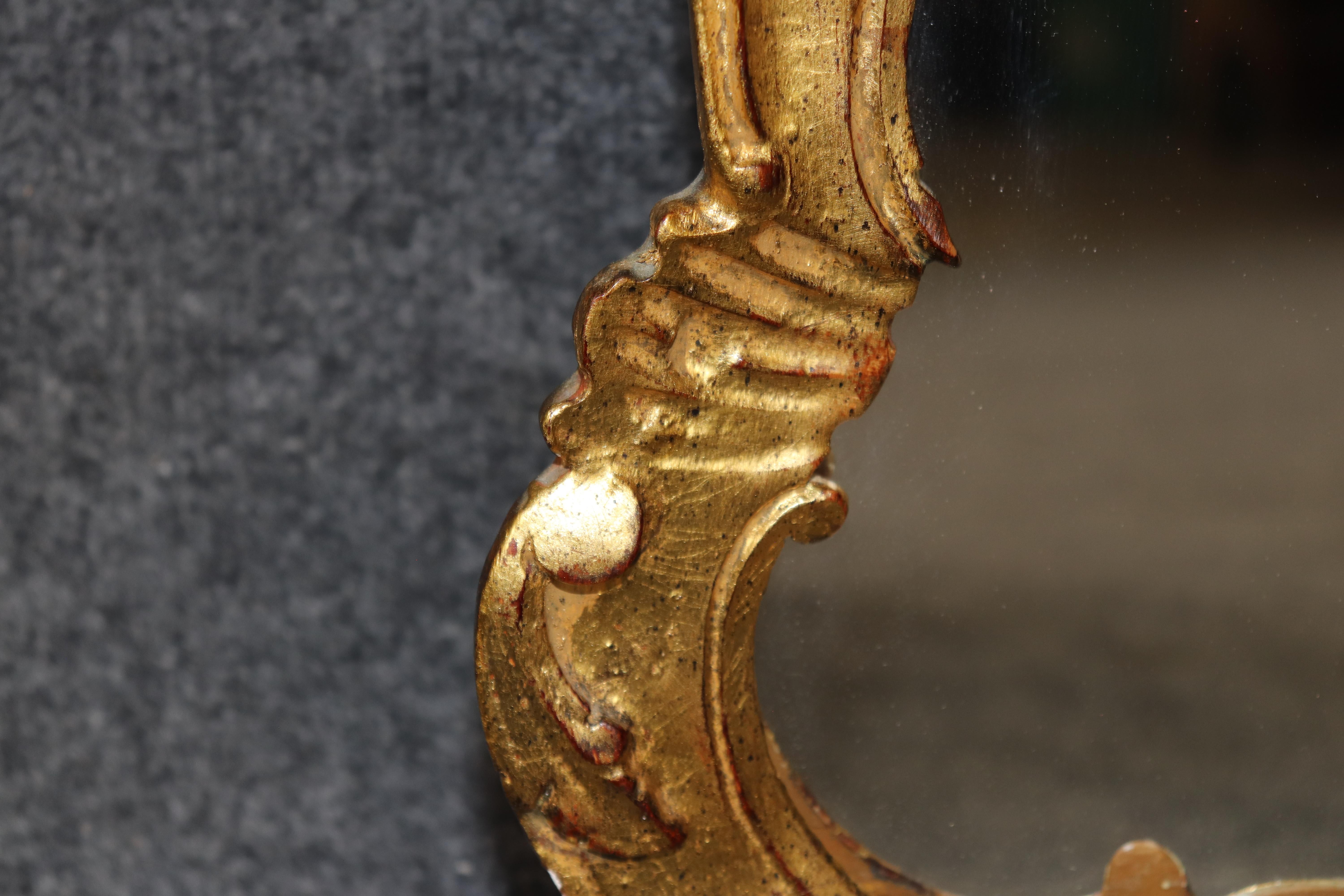Petit miroir italien de style rococo sculpté et doré C. 1940's en vente 5