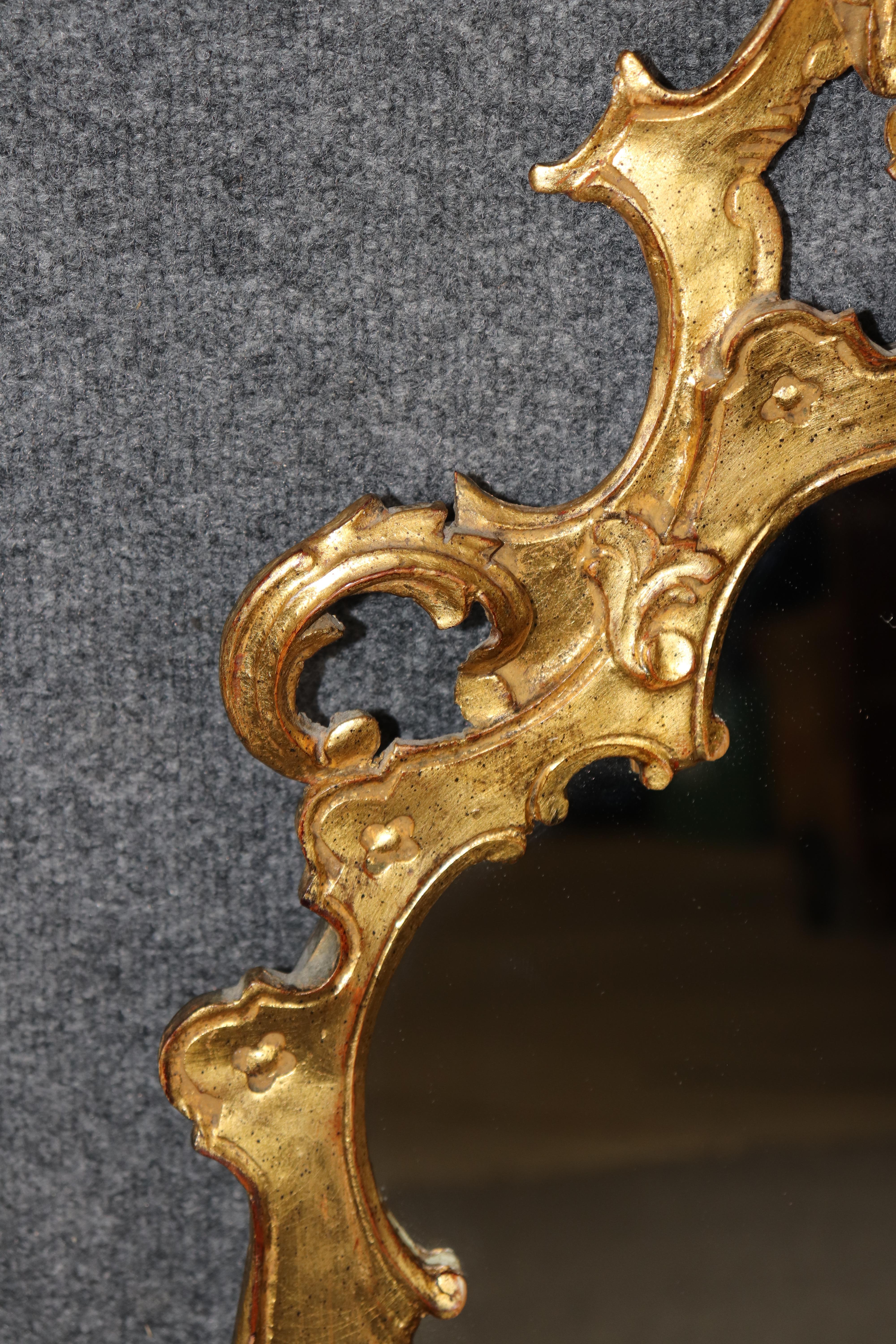 20ième siècle Petit miroir italien de style rococo sculpté et doré C. 1940's en vente