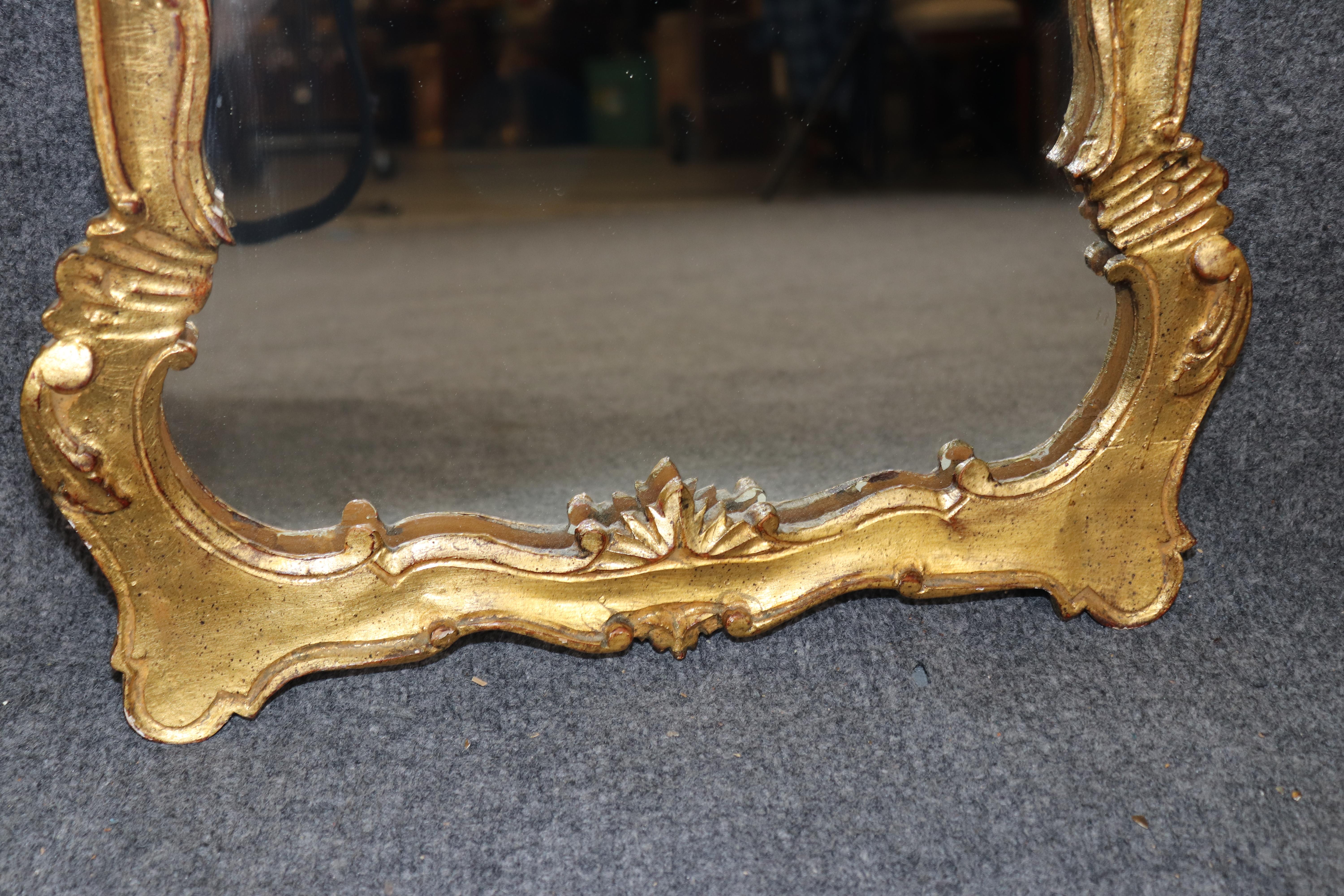 Miroir Petit miroir italien de style rococo sculpté et doré C. 1940's en vente
