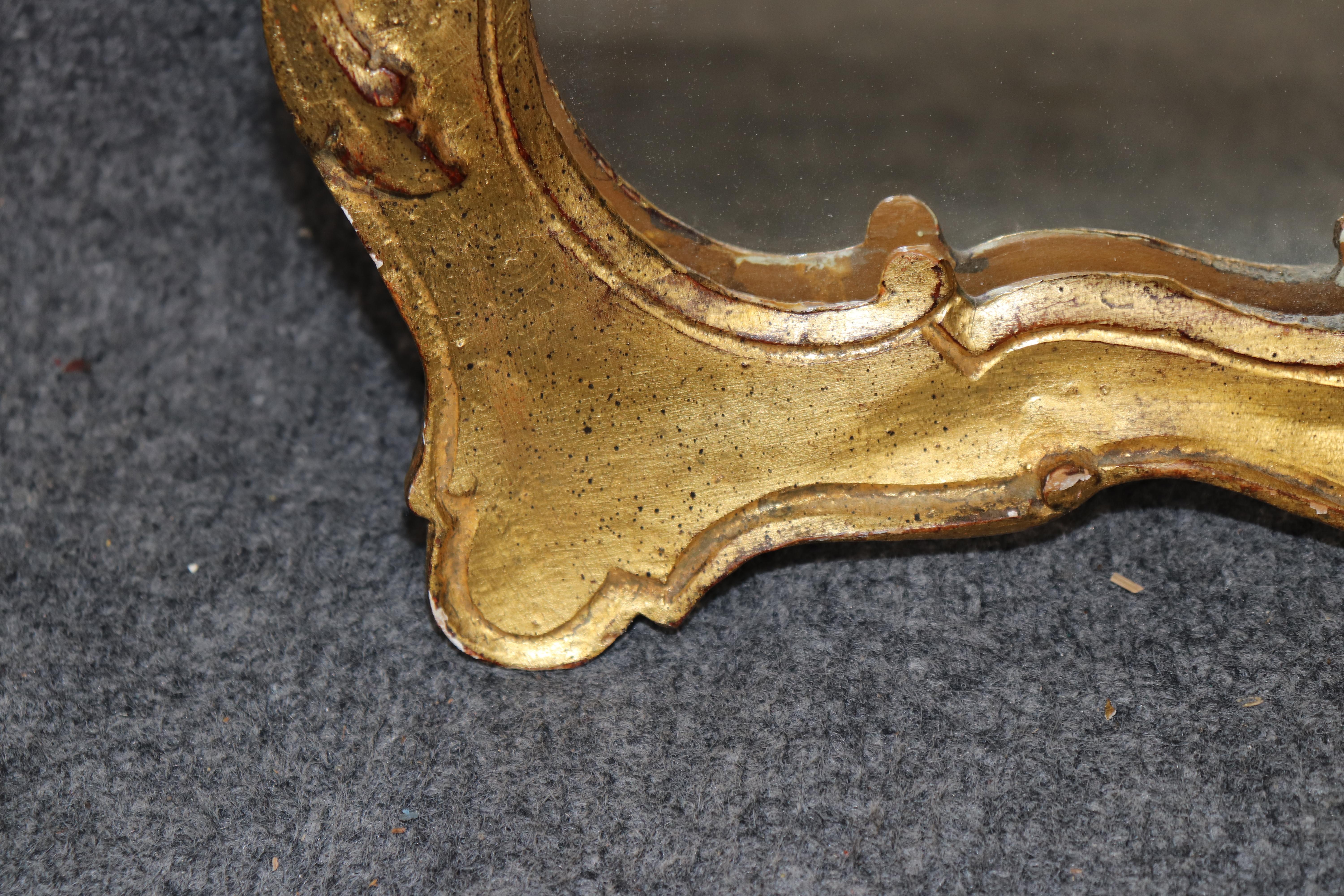 Petit miroir italien de style rococo sculpté et doré C. 1940's en vente 1