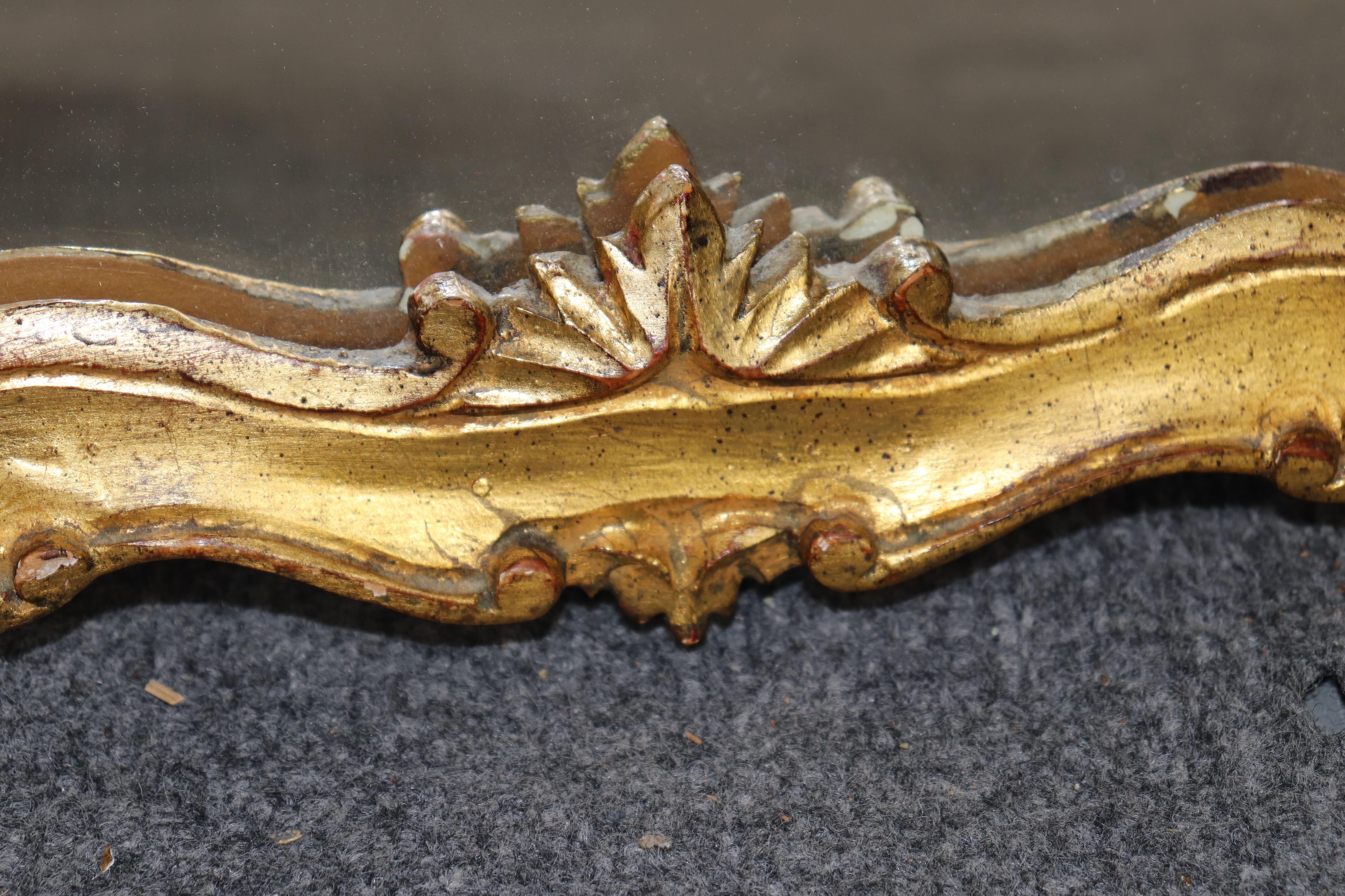 Petit miroir italien de style rococo sculpté et doré C. 1940's en vente 2