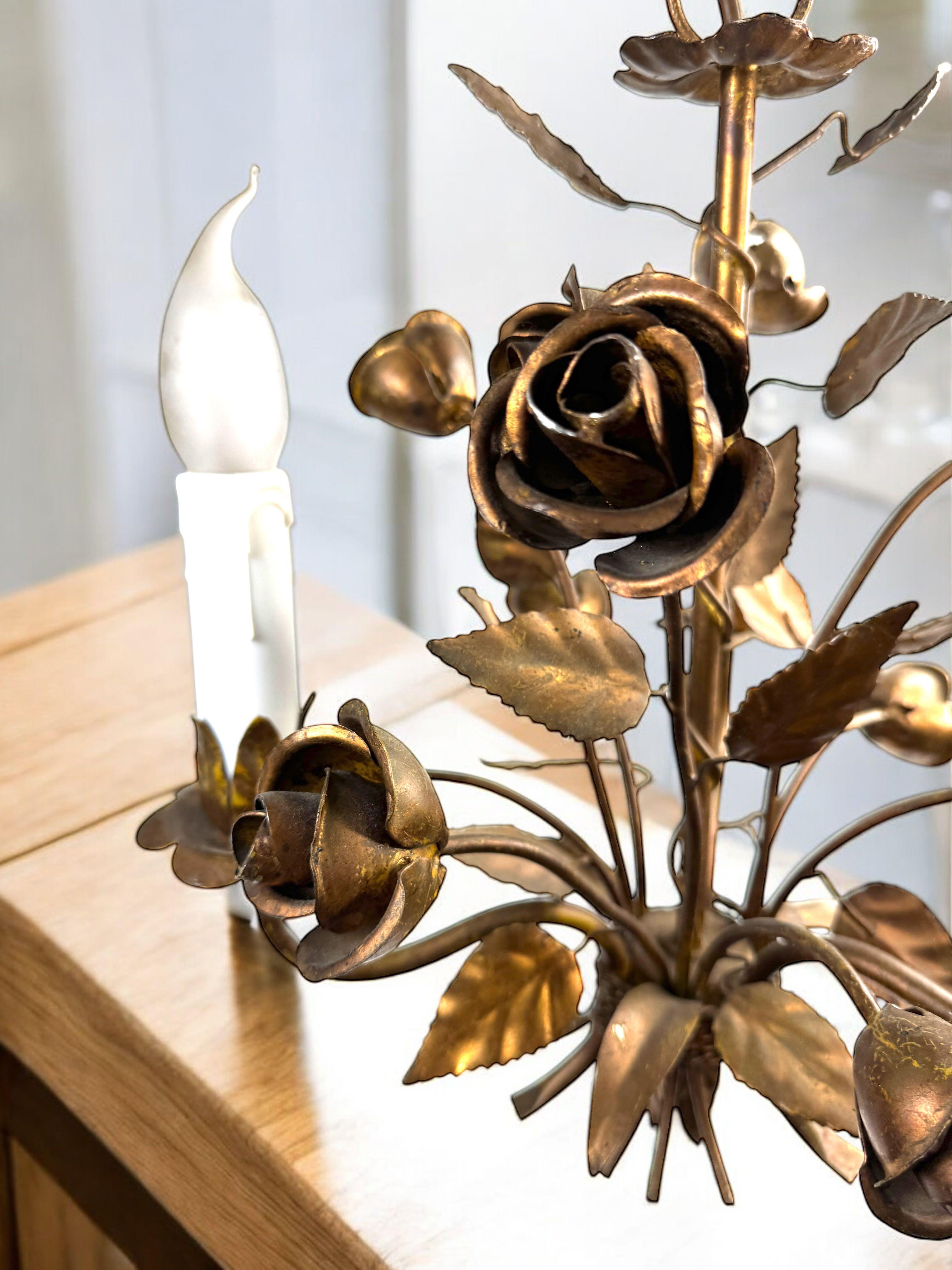 Zierlicher italienischer Rosen-Kronleuchter mit drei Lichtern aus vergoldetem Metall, Europa, 1960er Jahre im Angebot 4