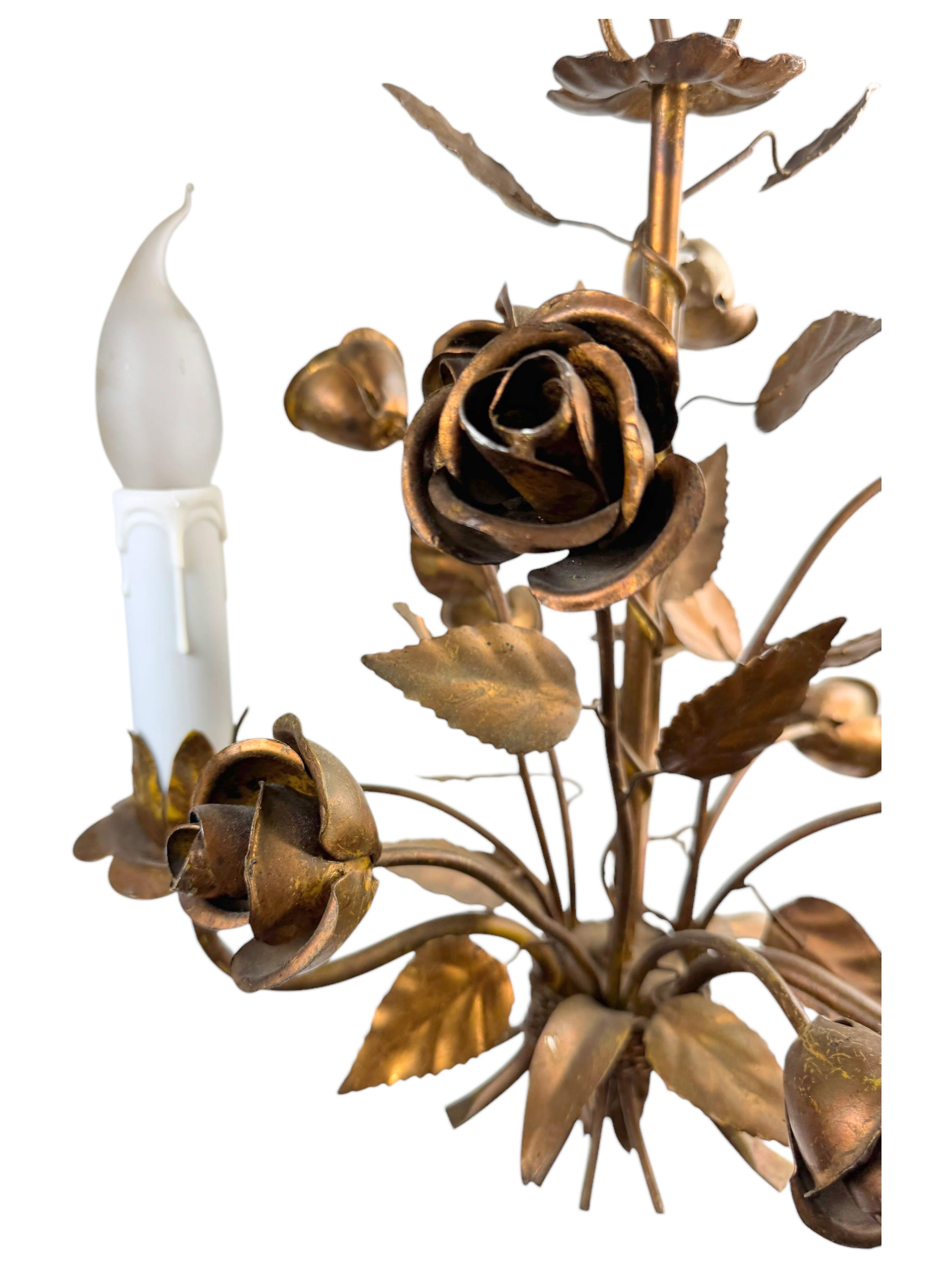 Zierlicher italienischer Rosen-Kronleuchter mit drei Lichtern aus vergoldetem Metall, Europa, 1960er Jahre im Angebot 5