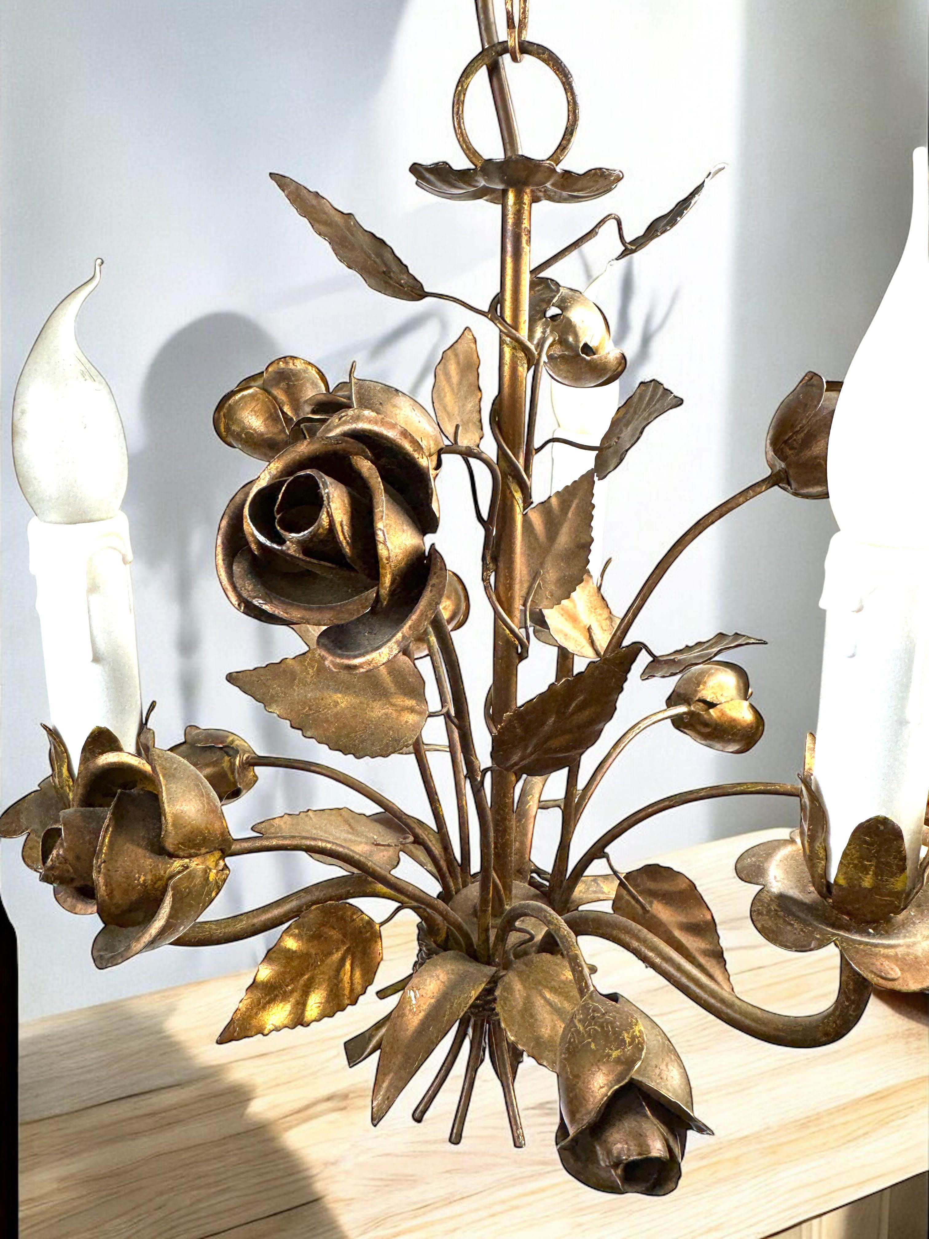 Zierlicher italienischer Rosen-Kronleuchter mit drei Lichtern aus vergoldetem Metall, Europa, 1960er Jahre im Angebot 6