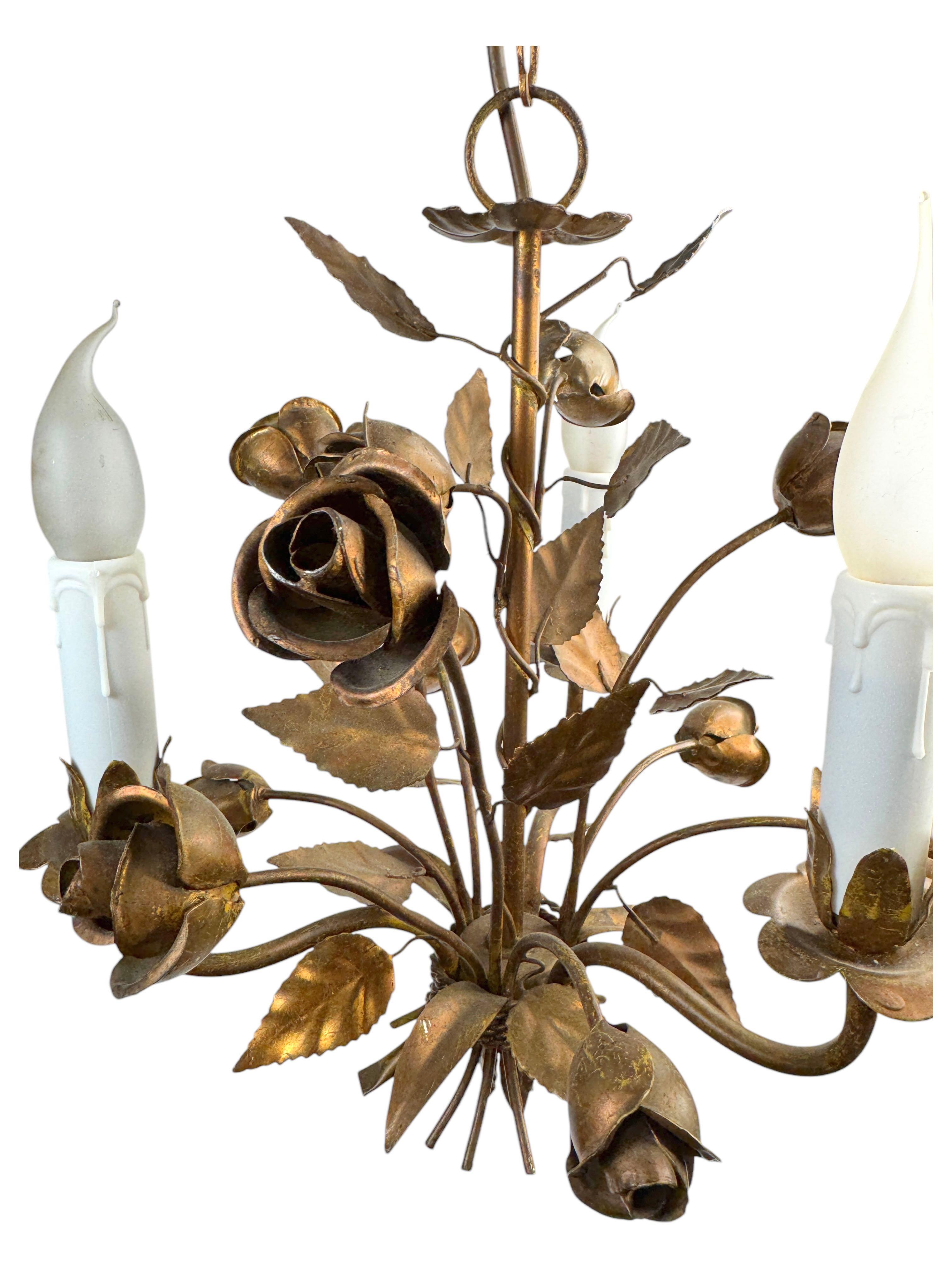 Zierlicher italienischer Rosen-Kronleuchter mit drei Lichtern aus vergoldetem Metall, Europa, 1960er Jahre im Angebot 7