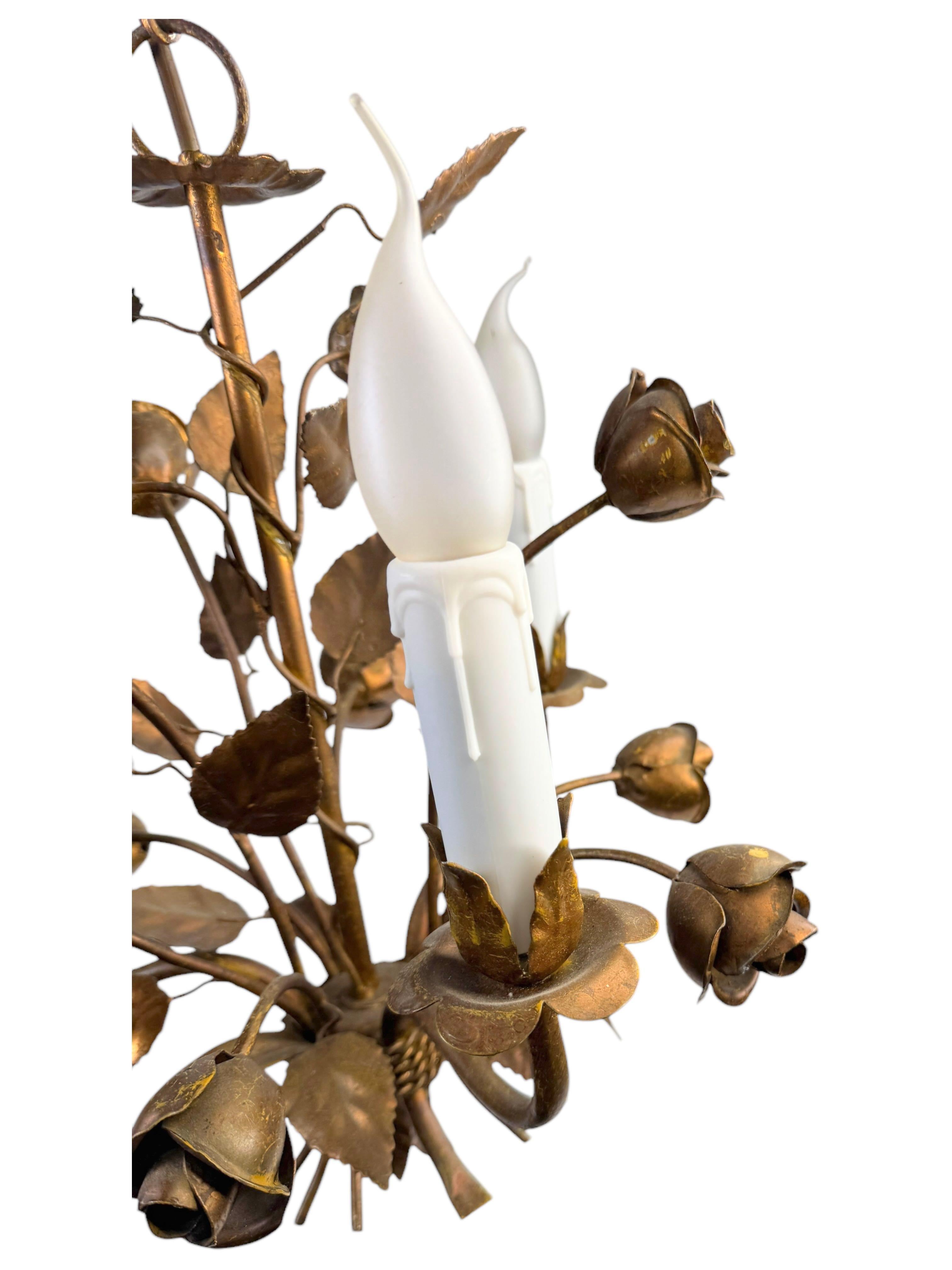 Zierlicher italienischer Rosen-Kronleuchter mit drei Lichtern aus vergoldetem Metall, Europa, 1960er Jahre im Angebot 9