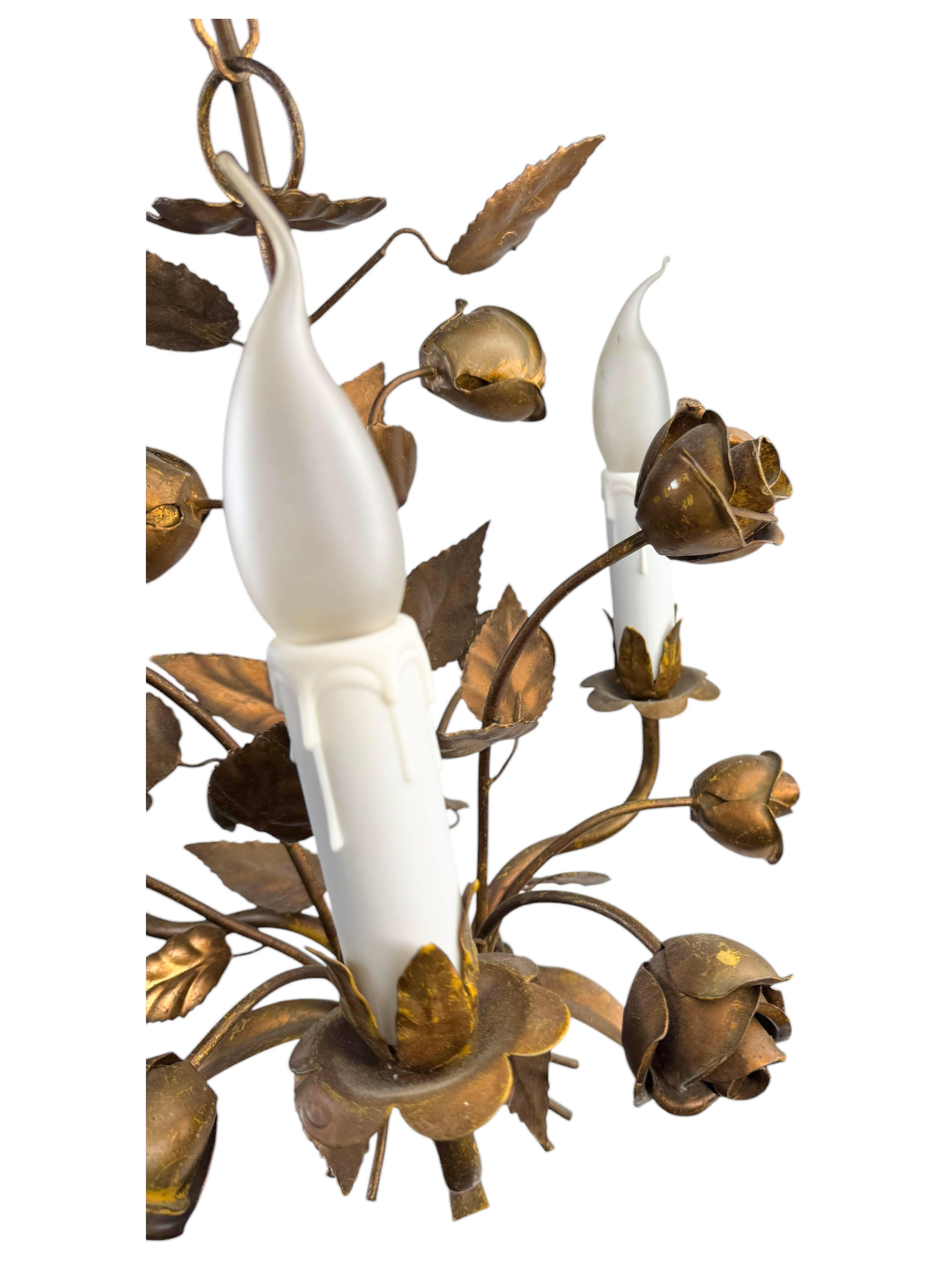 Zierlicher italienischer Rosen-Kronleuchter mit drei Lichtern aus vergoldetem Metall, Europa, 1960er Jahre im Angebot 11
