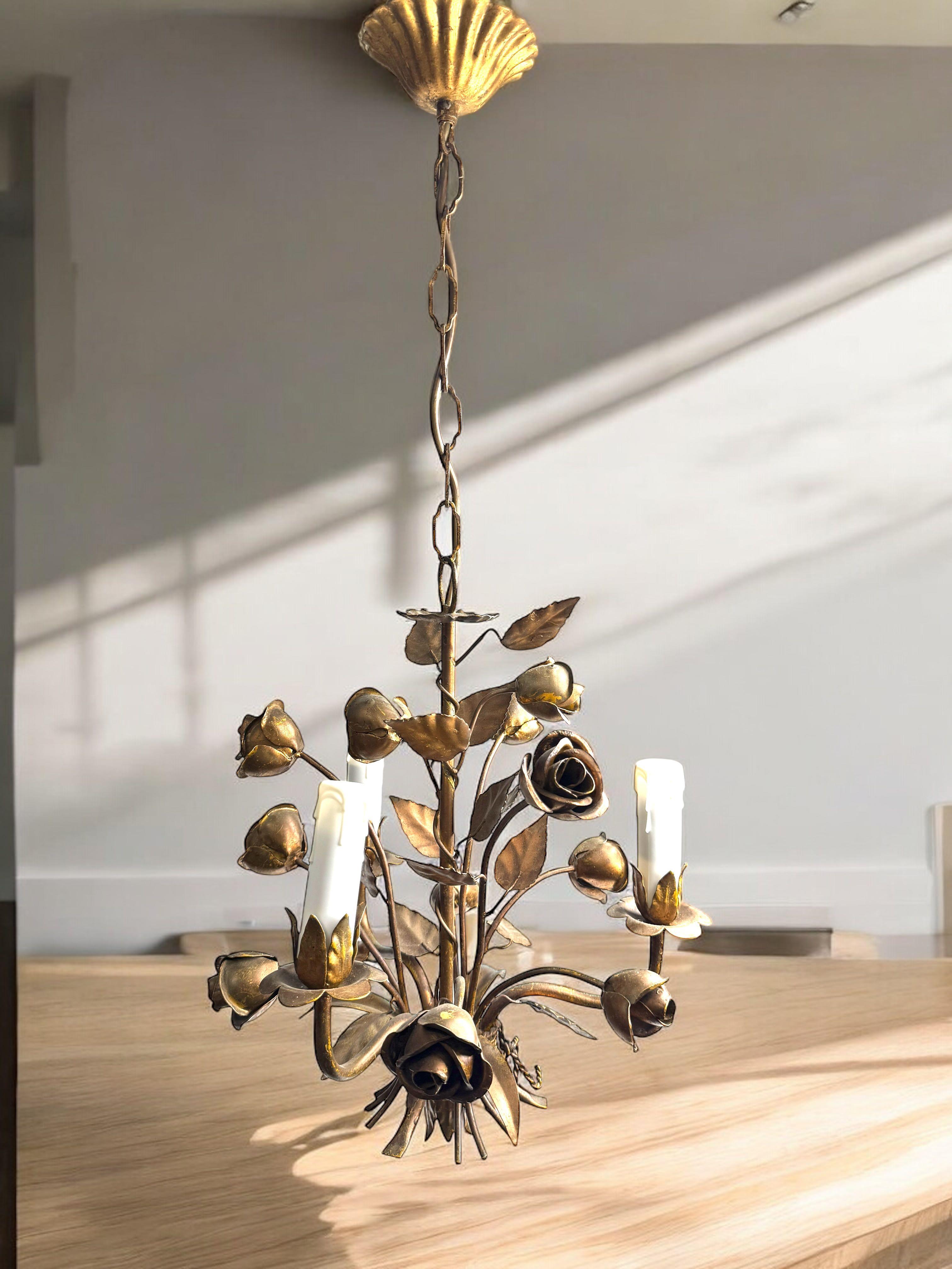 Zierlicher italienischer Rosen-Kronleuchter mit drei Lichtern aus vergoldetem Metall, Europa, 1960er Jahre im Angebot 13