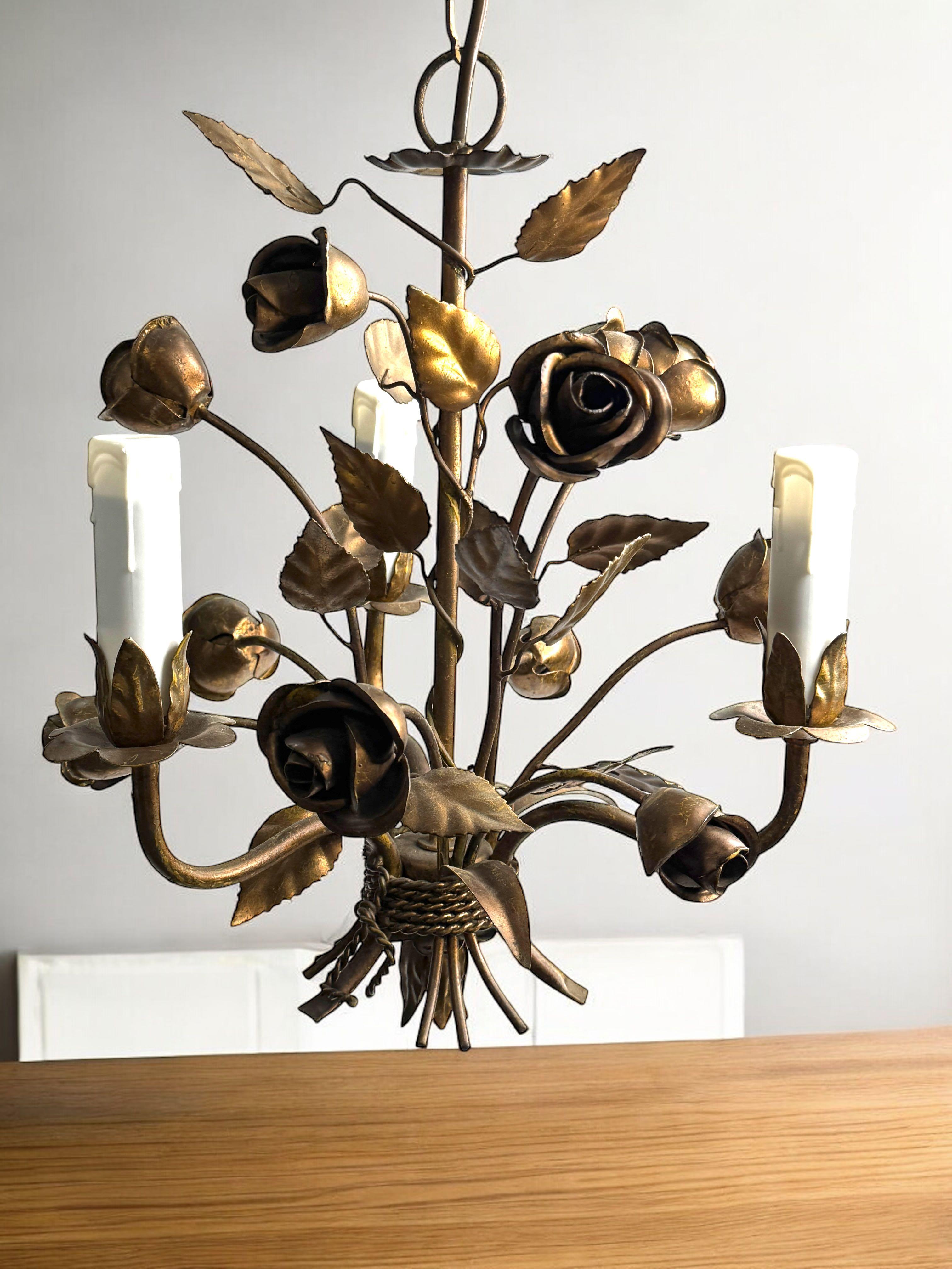 Zierlicher italienischer Rosen-Kronleuchter mit drei Lichtern aus vergoldetem Metall, Europa, 1960er Jahre (Hollywood Regency) im Angebot