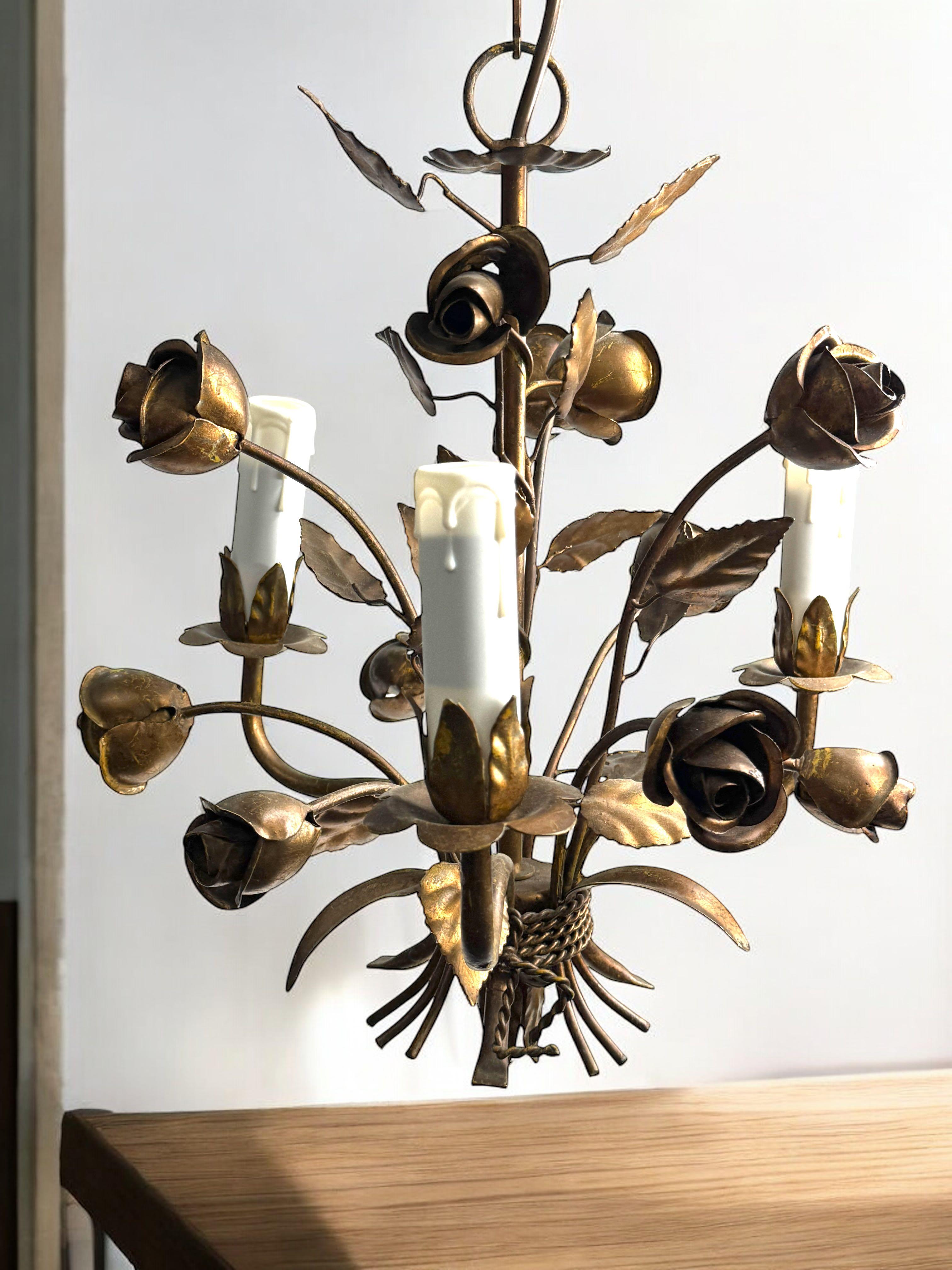 Zierlicher italienischer Rosen-Kronleuchter mit drei Lichtern aus vergoldetem Metall, Europa, 1960er Jahre im Zustand „Gut“ im Angebot in Nuernberg, DE