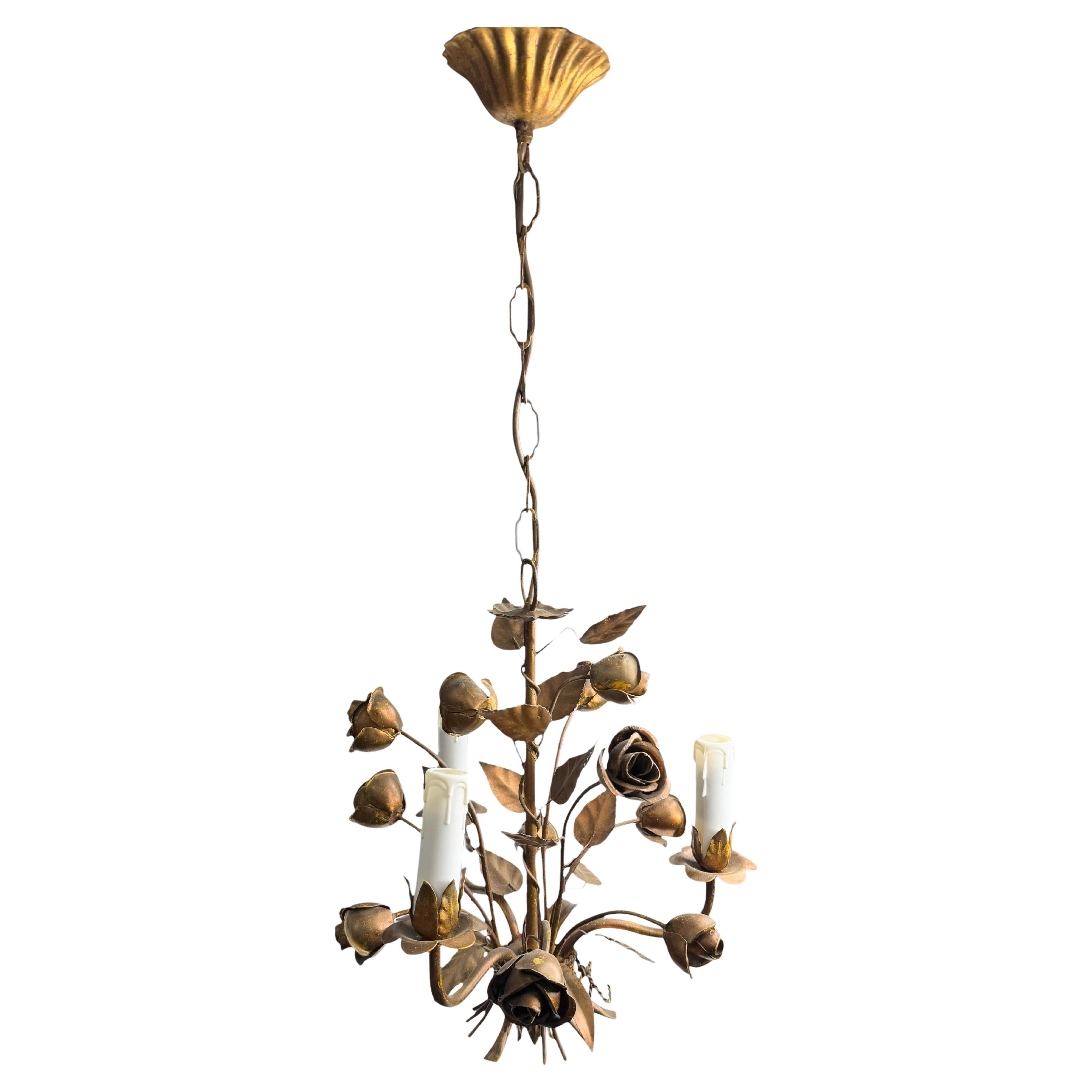 Zierlicher italienischer Rosen-Kronleuchter mit drei Lichtern aus vergoldetem Metall, Europa, 1960er Jahre im Angebot
