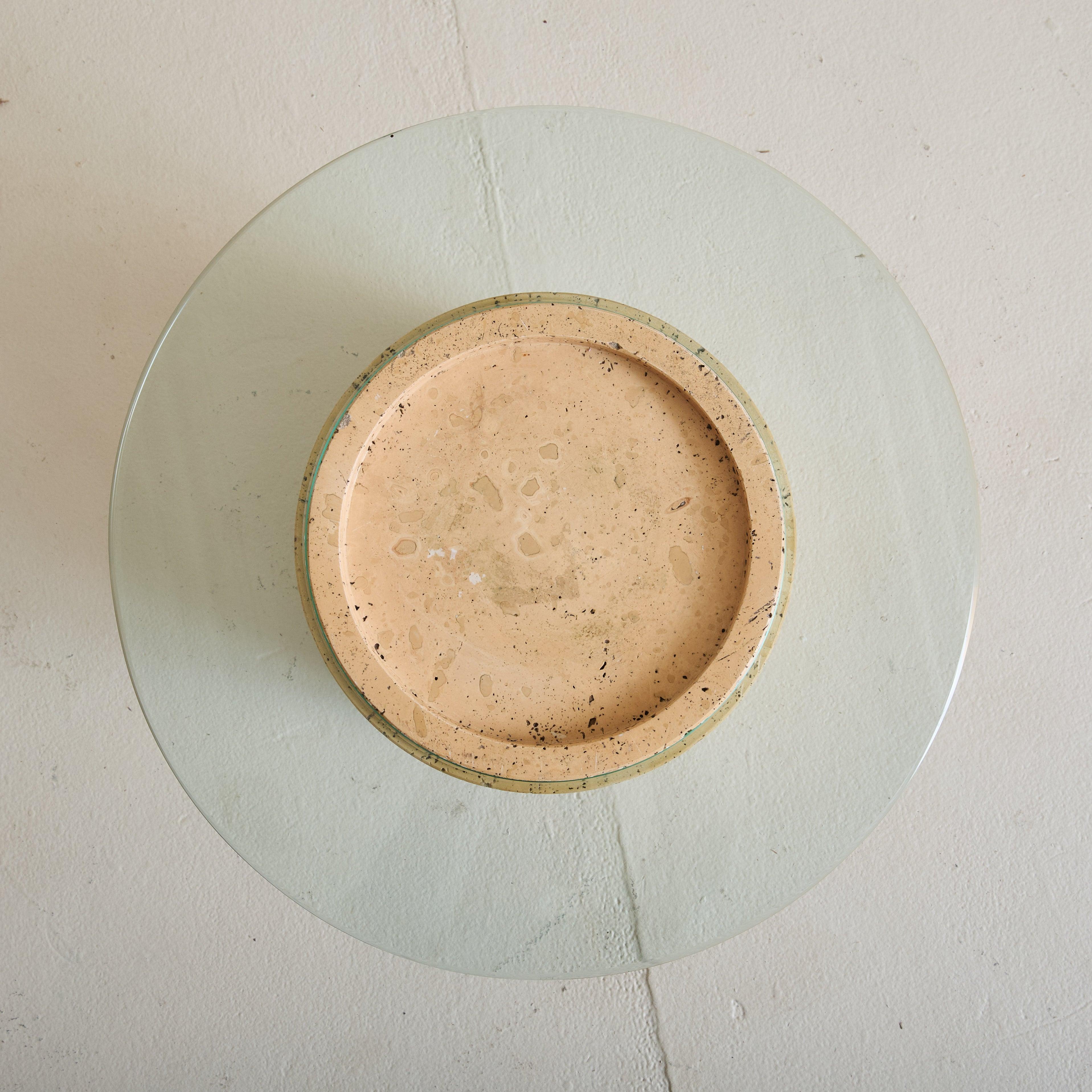 Mid-Century Modern Petite table d'appoint italienne ronde en travertin avec plateau en verre, années 1960 en vente
