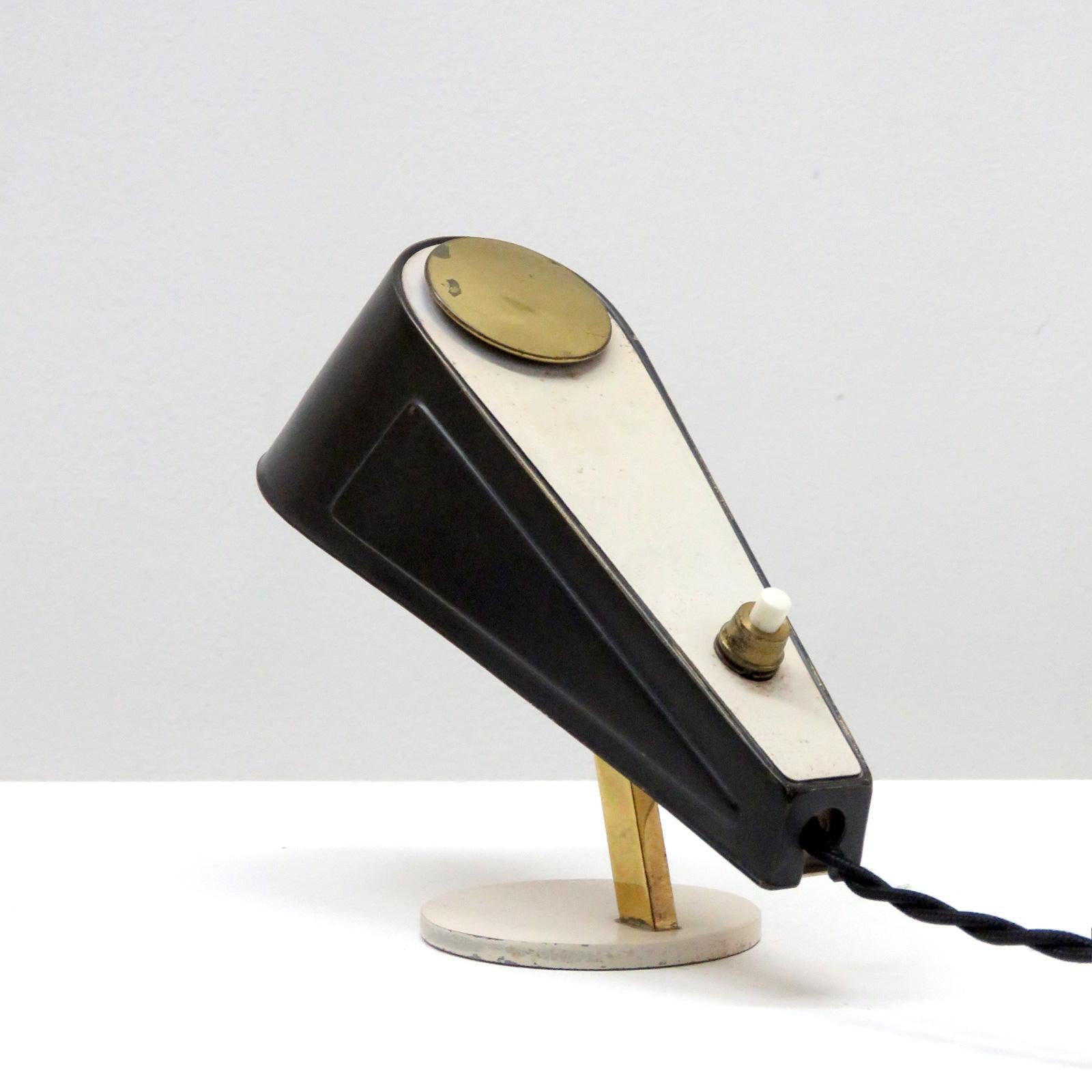 Smaltato Piccola lampada da tavolo italiana, 1960 in vendita