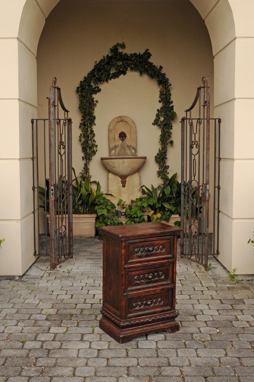 Italiano Petite Commode in noce italiano del 1840 con tre cassetti e motivi guillochè in vendita