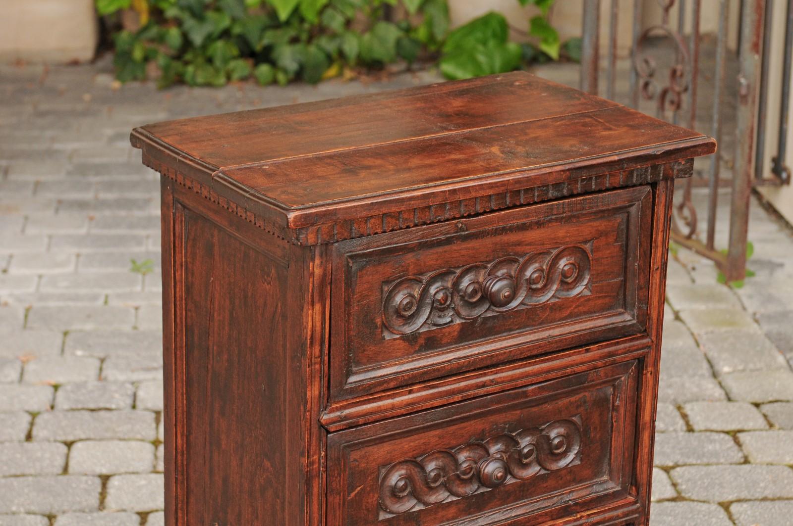 Petite Italian Walnut 1840s Commode with Three Drawers and Guilloche Motifs In Good Condition For Sale In Atlanta, GA