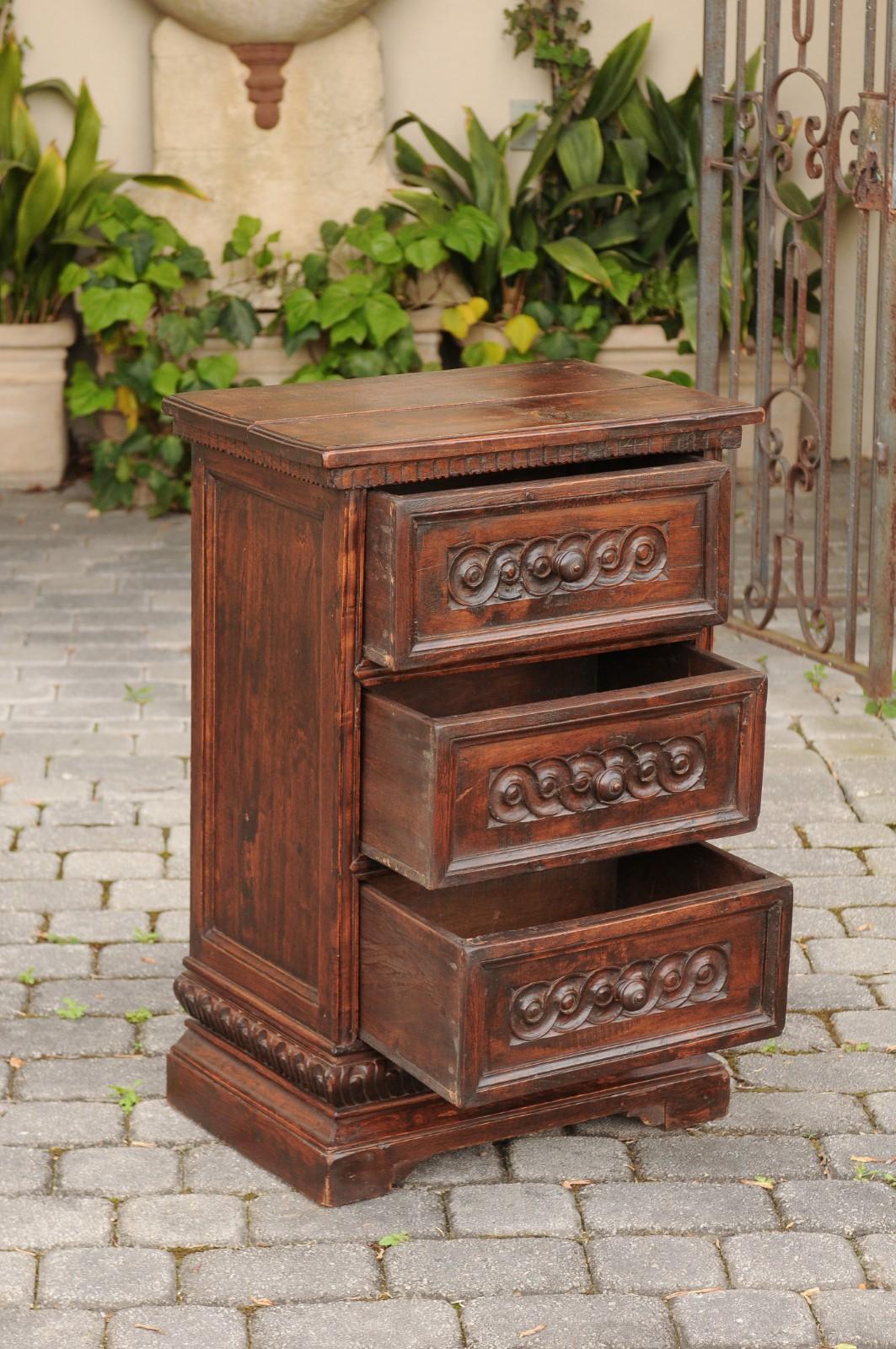 Petite Italian Walnut 1840s Commode with Three Drawers and Guilloche Motifs For Sale 2