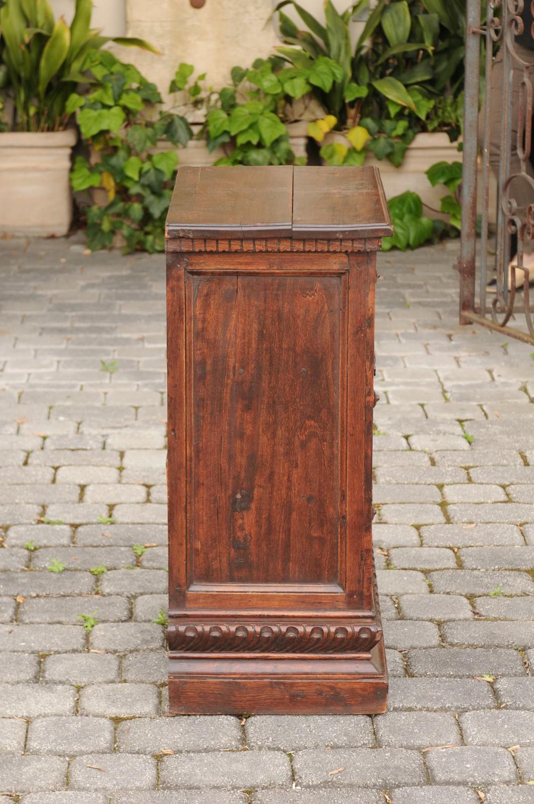 Petite Italian Walnut 1840s Commode with Three Drawers and Guilloche Motifs For Sale 4