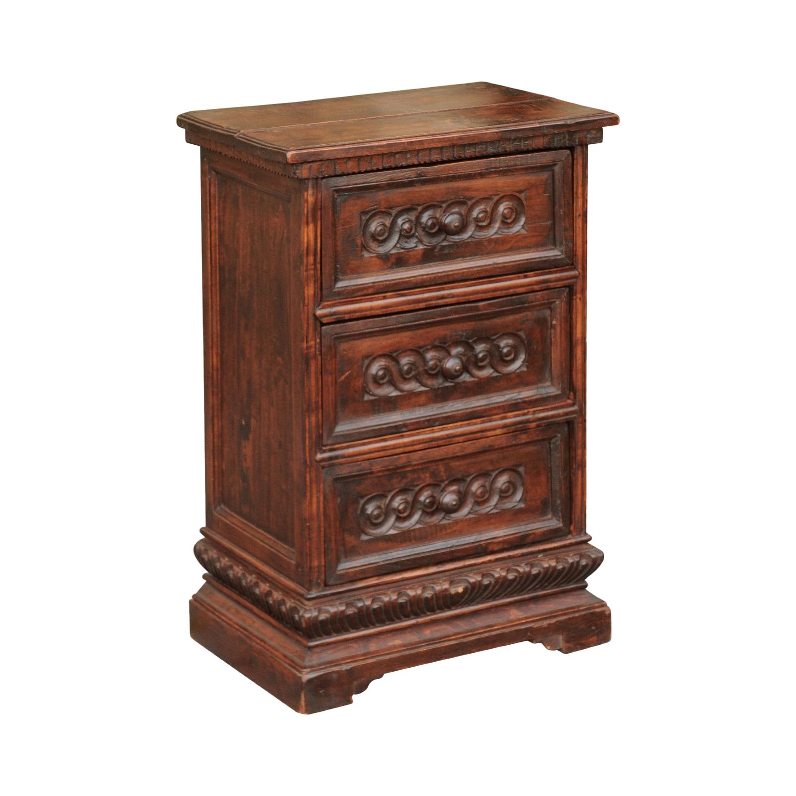 Petite commode italienne des années 1840 en noyer avec trois tiroirs et motifs guillochés