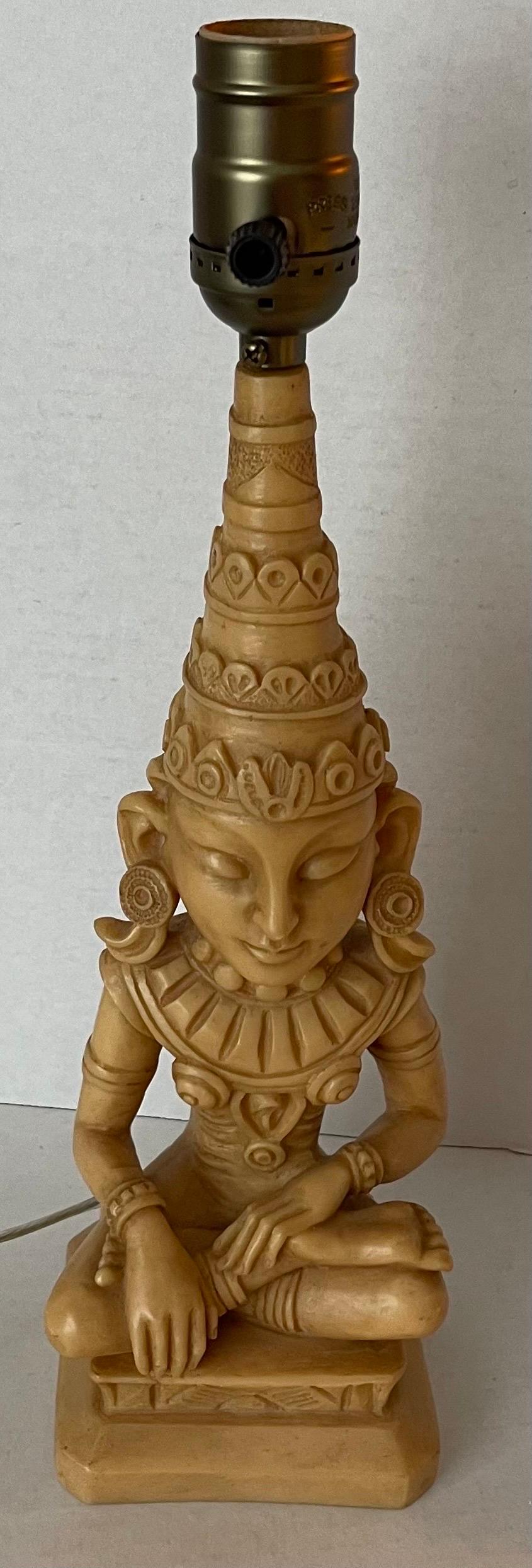 Kleine Buddha-Lampe im Stil von James Mont. Neu verkabelt. Die Lampe kann mit einer Standard-Glühbirne betrieben werden (nicht im Lieferumfang enthalten). Der Lampenschirm ist nicht enthalten. 