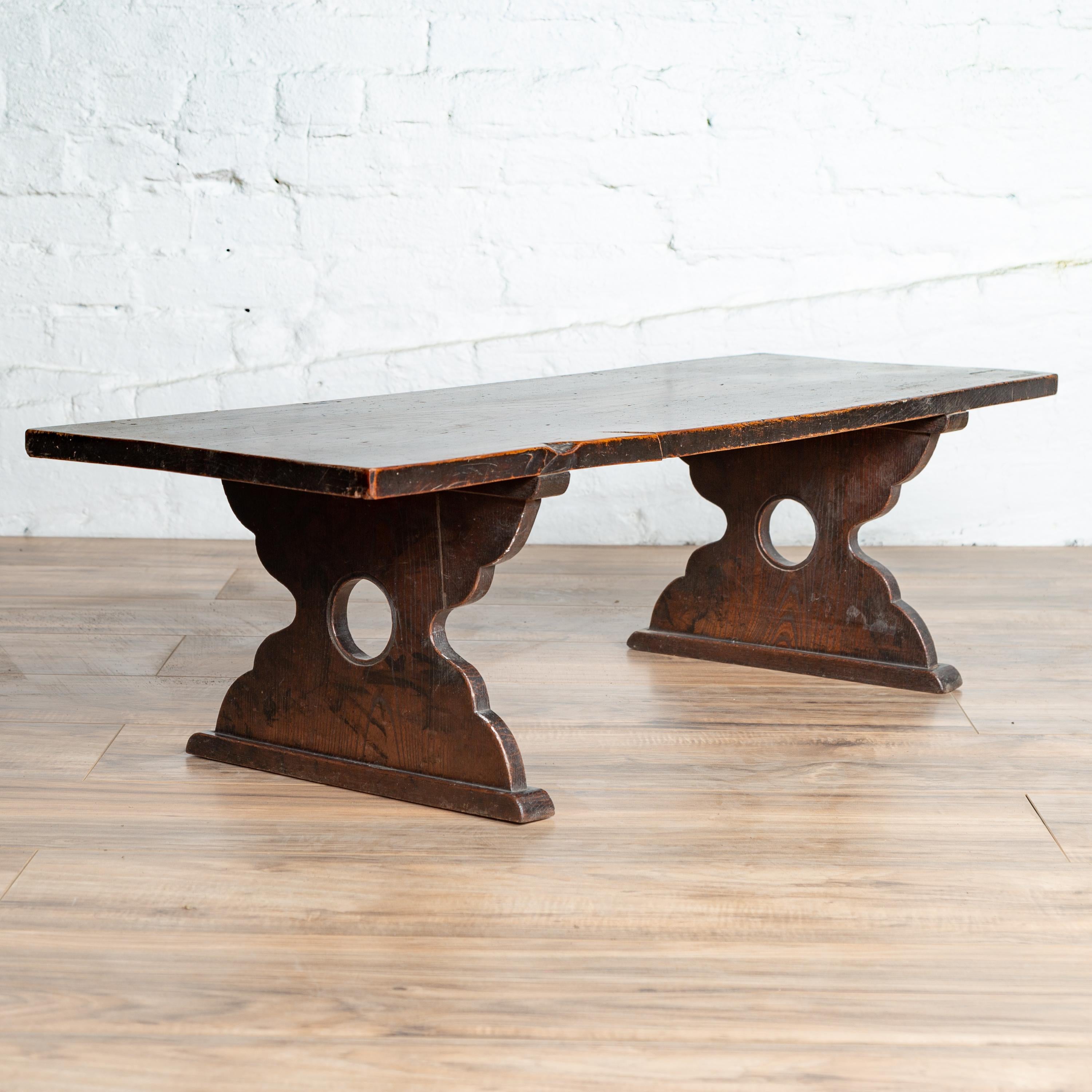 A petite Japanese keyaki wood low prayer table from the 19th century with curving leg supports. Found in Kyoto and made of a very strong and beautifully grained wood, this Japanese low prayer table features a rectangular top sitting above two nicely