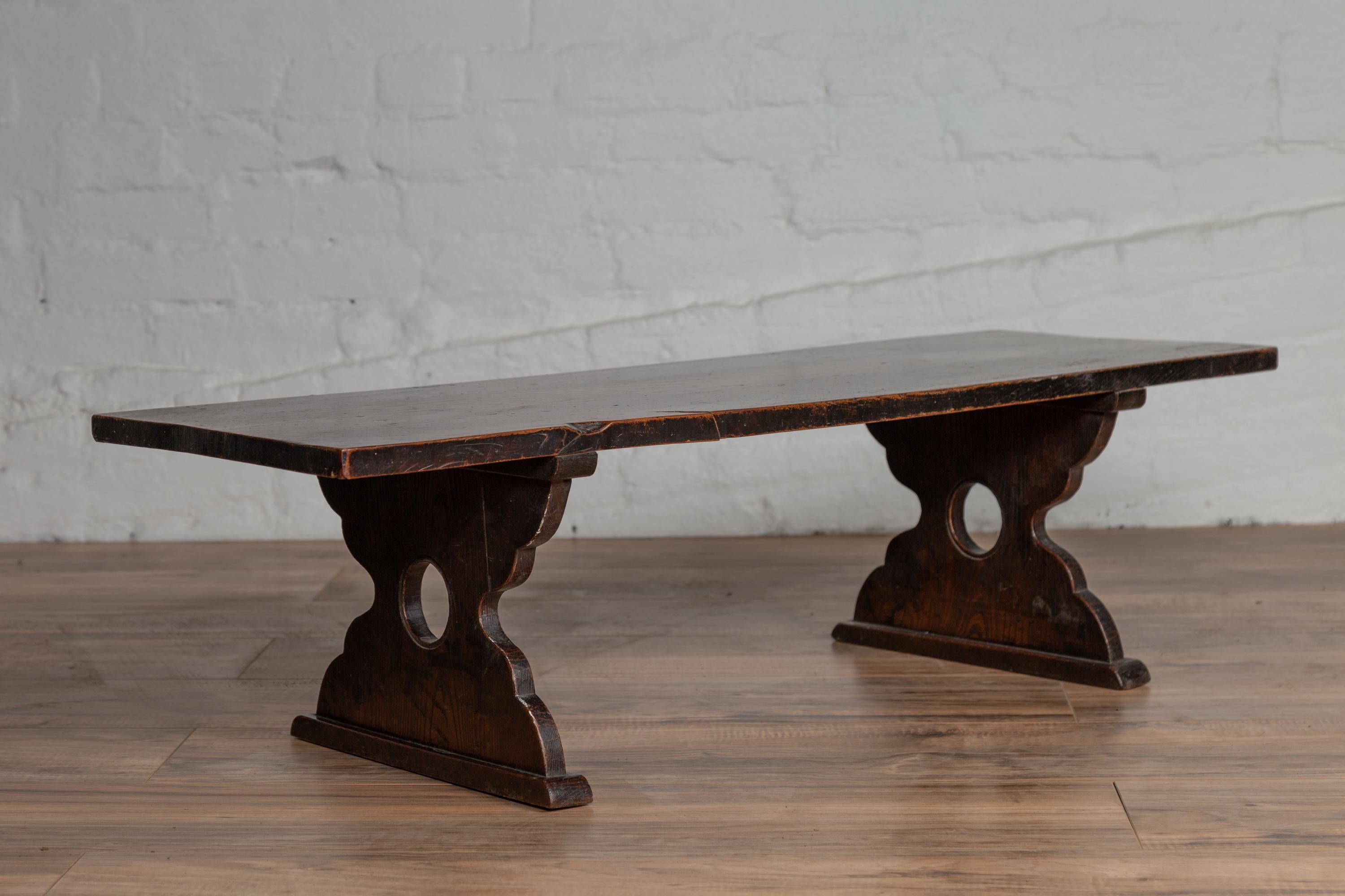 Petite Japanese 19th Century Keyaki Wood Low Prayer Table with Curving Legs 3