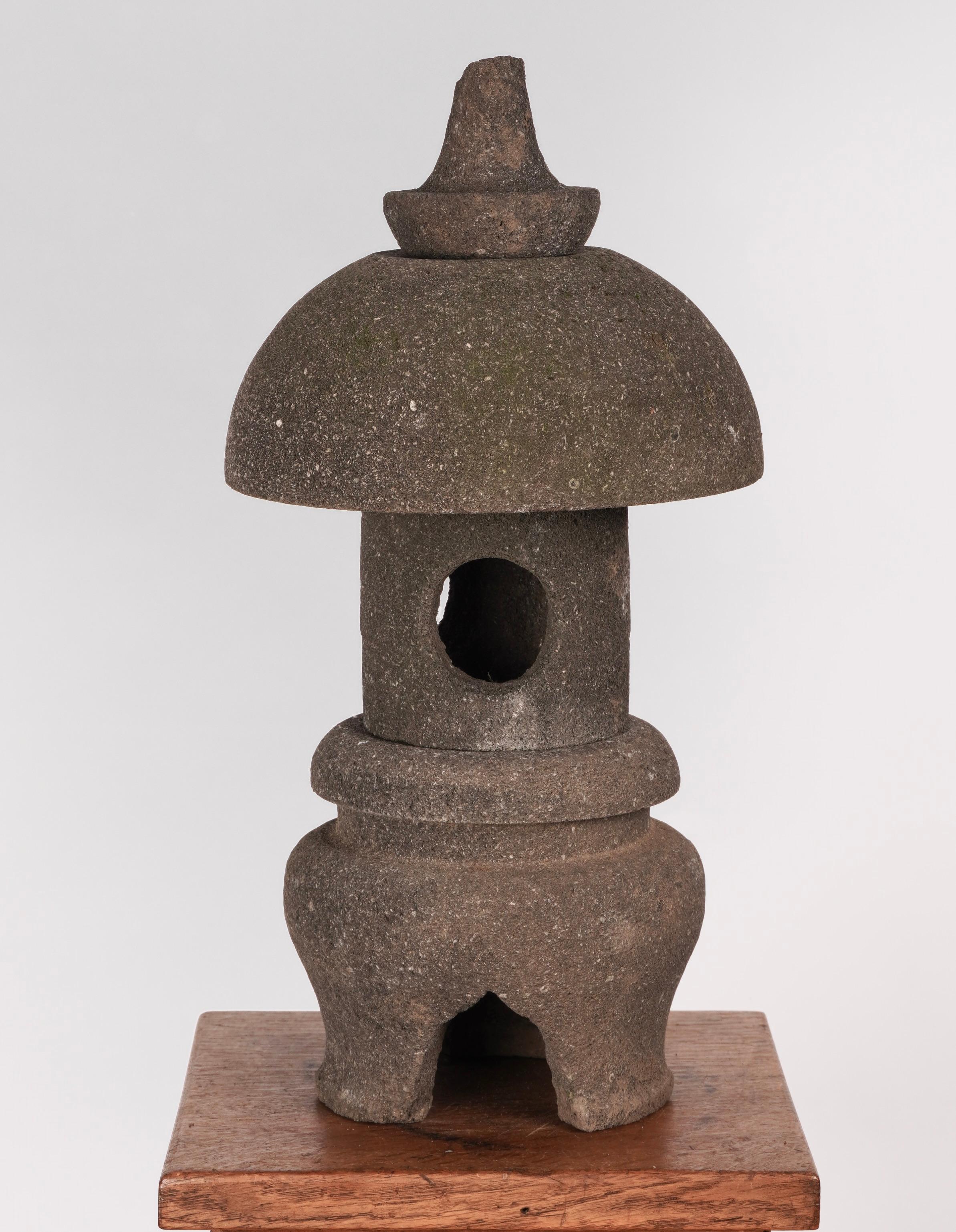 Eine zierliche japanische Gartenlaterne aus gemeißeltem Granit aus den 1950er Jahren, die ein sehr modernistisches Design mit sehr klaren, einfachen Linien hat. Die Turmspitze ist im Laufe der Jahre abgenutzt. Alter des Granits durch jahrelangen