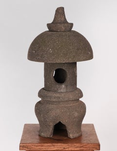 Zierliche japanische Gartenlaterne aus geschnitztem Granit