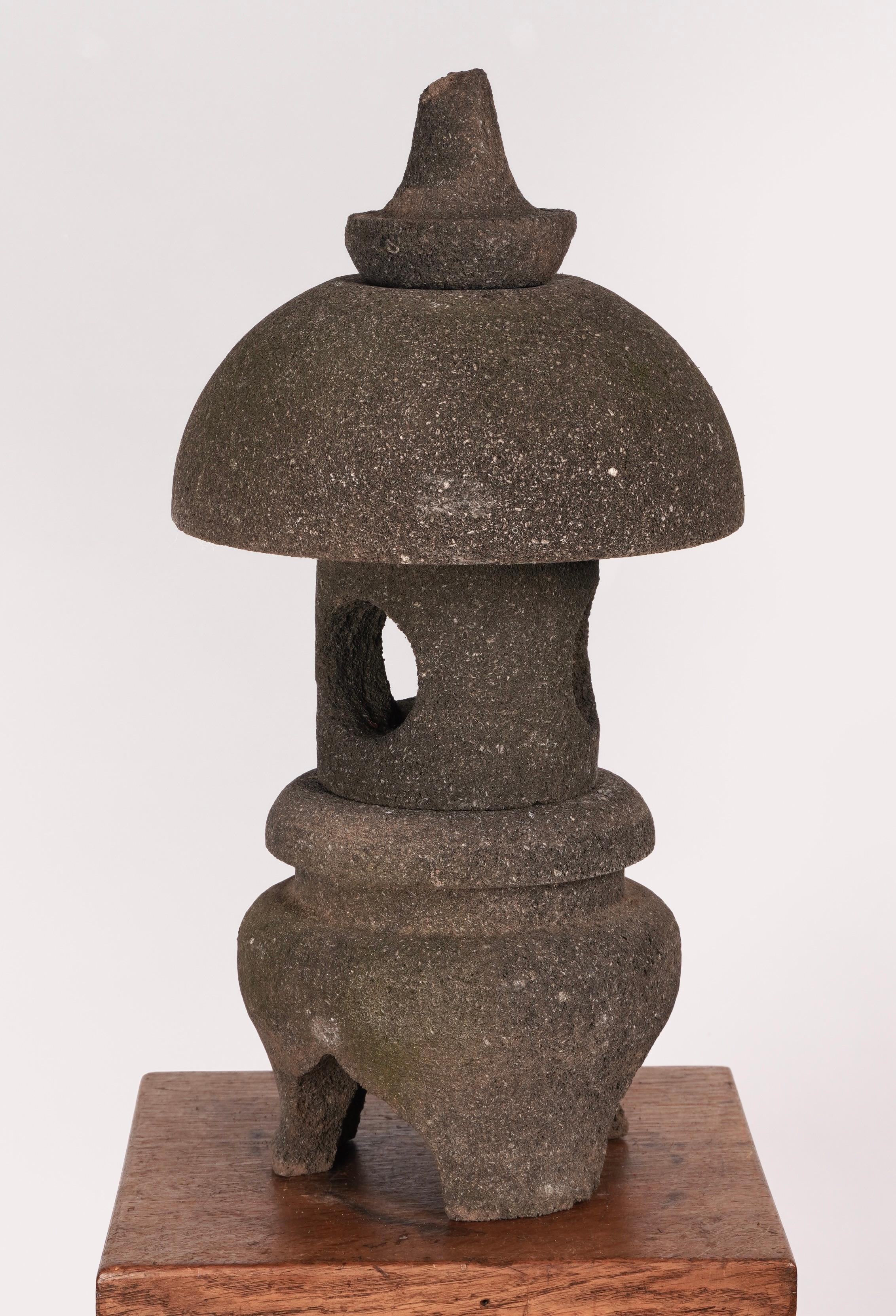 Zierliche japanische Gartenlaterne aus geschnitztem Granit (Japonismus)
