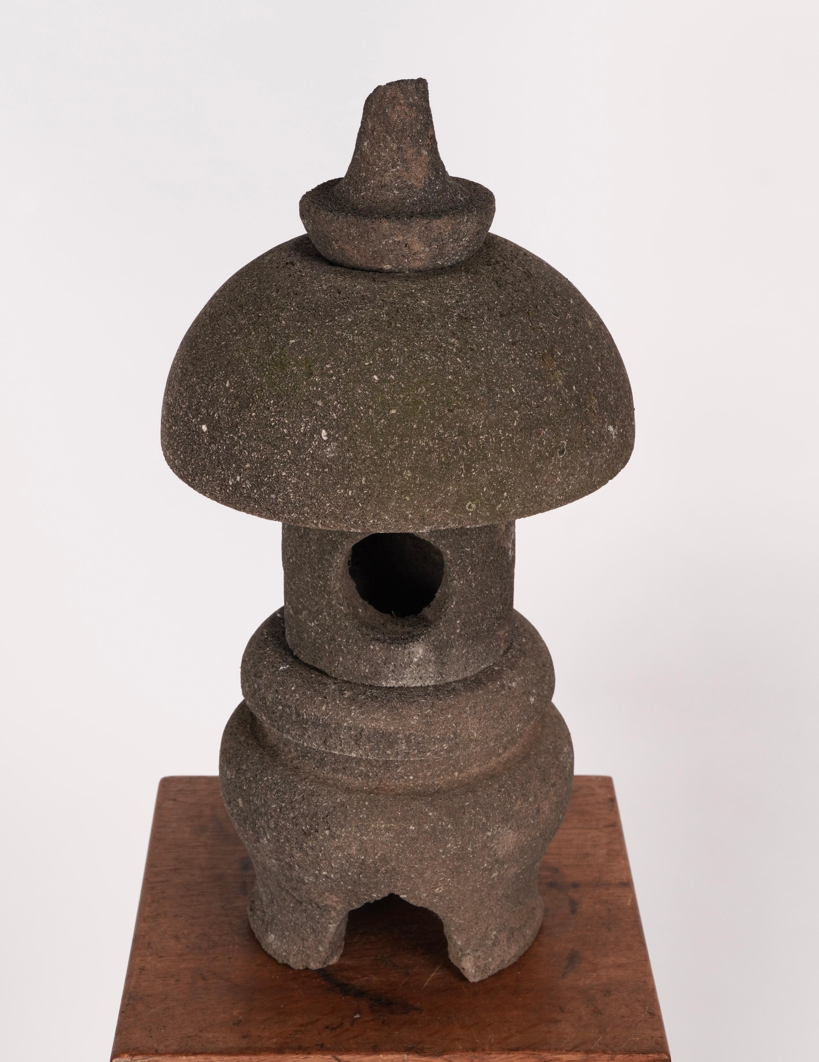 Zierliche japanische Gartenlaterne aus geschnitztem Granit (Japanisch)