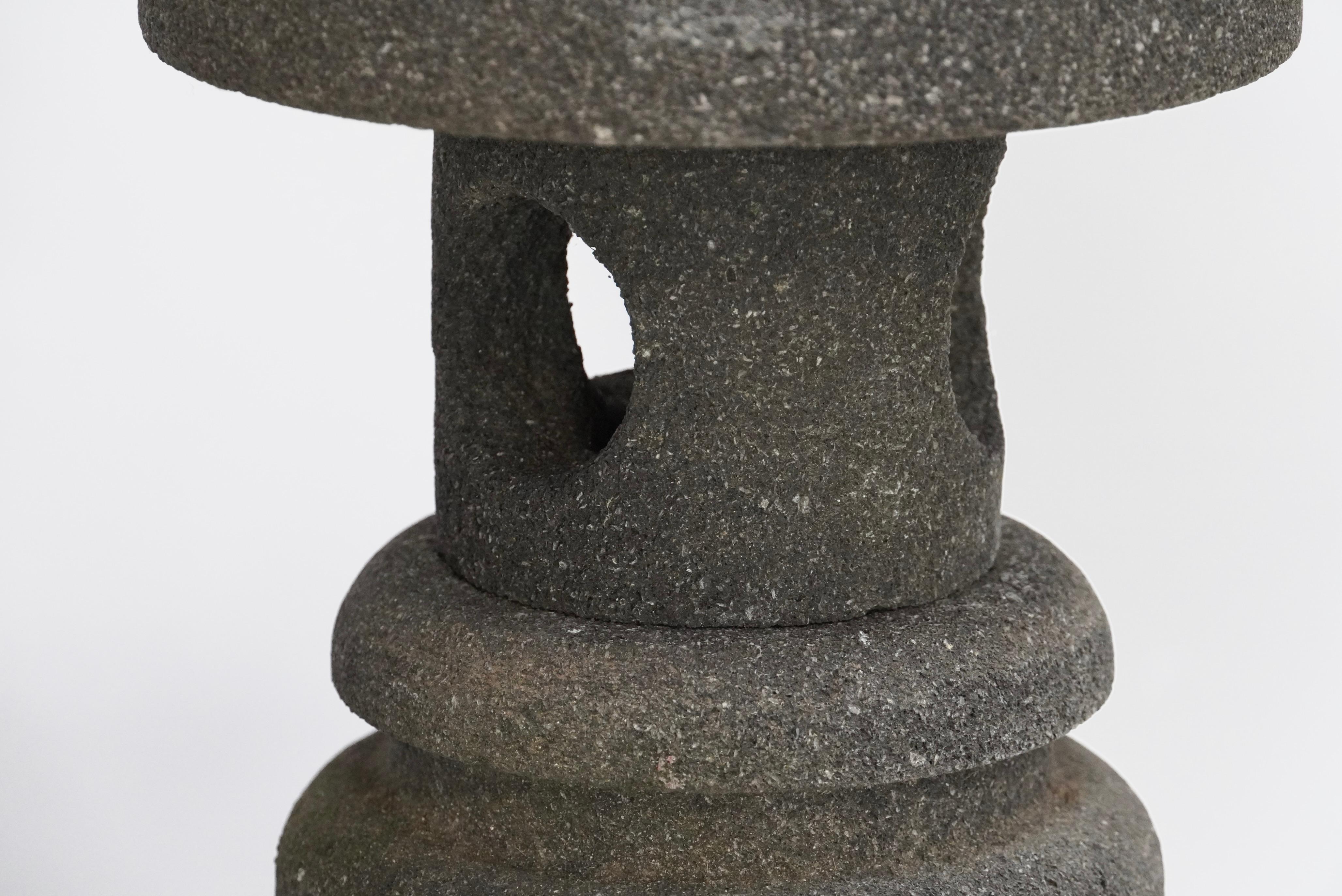 Zierliche japanische Gartenlaterne aus geschnitztem Granit (Mitte des 20. Jahrhunderts)