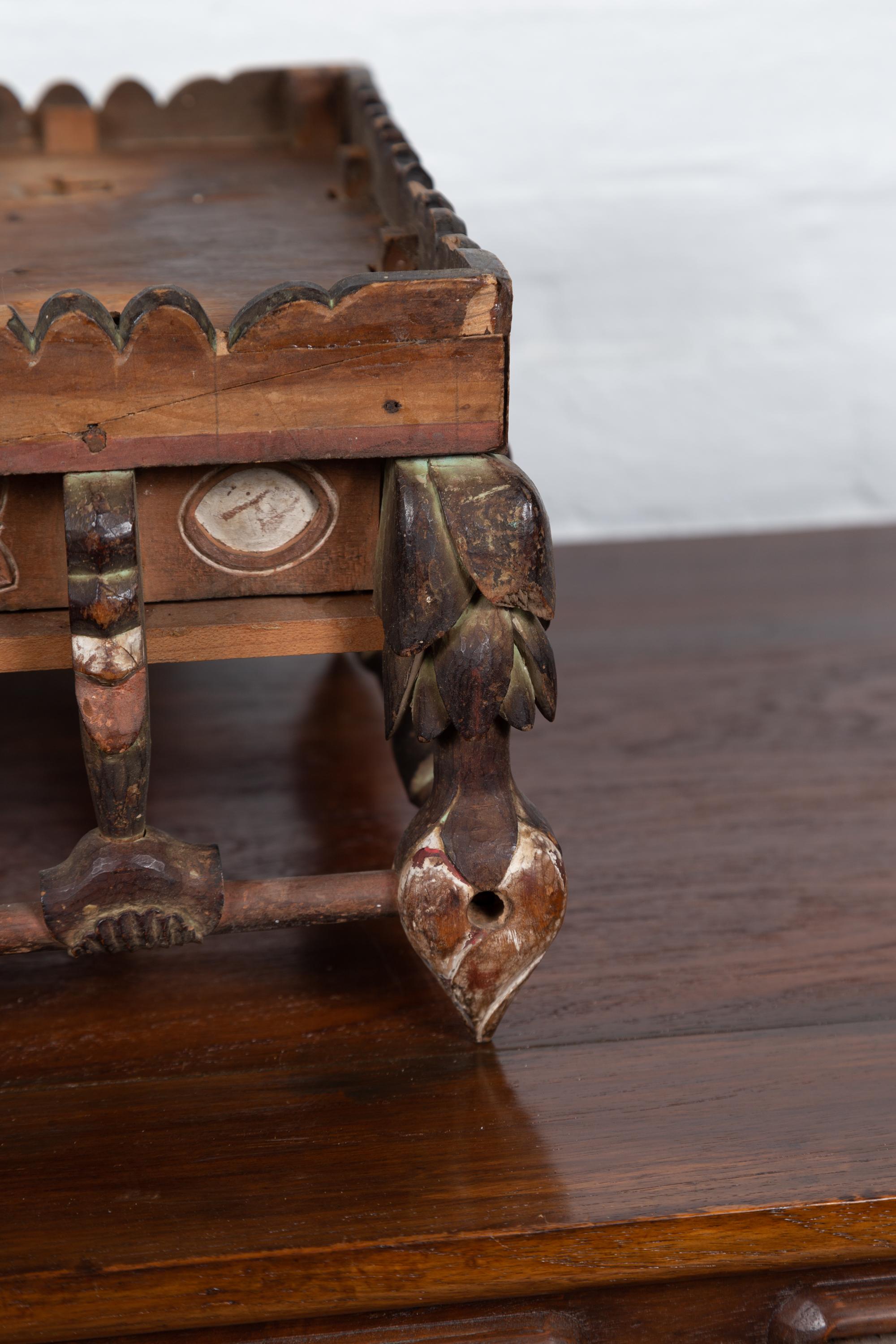 Pequeña Mesa de Altar de Arte Popular Japonés del Periodo Edo con Motivos Tallados y Pintados siglo XIX en venta