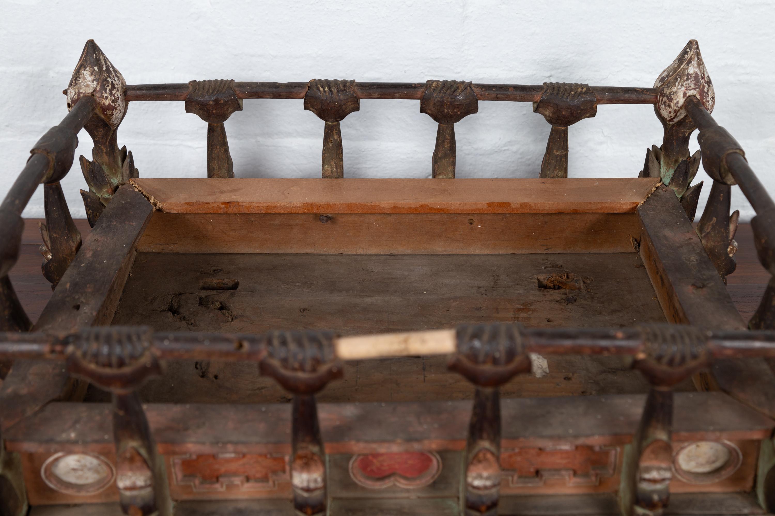Pequeña Mesa de Altar de Arte Popular Japonés del Periodo Edo con Motivos Tallados y Pintados en venta 3