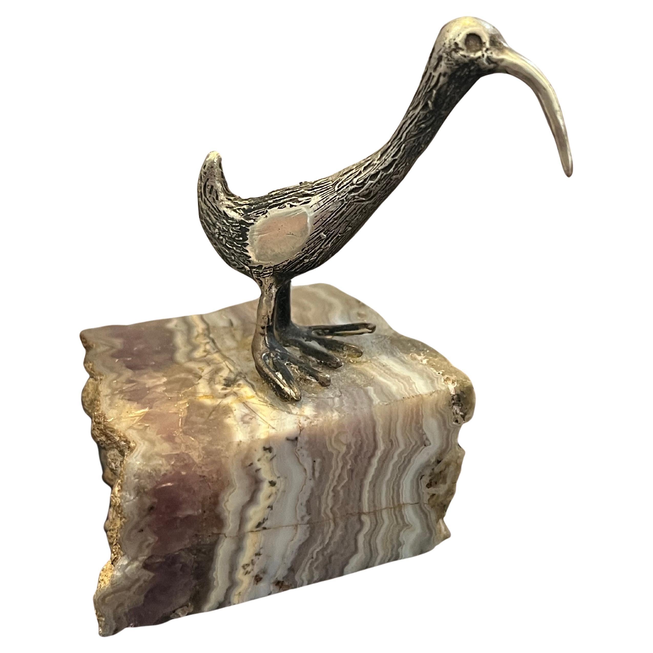 Italiano Uccello Kiwi Petite in argento seduto su base di quarzo ametista MCM in vendita