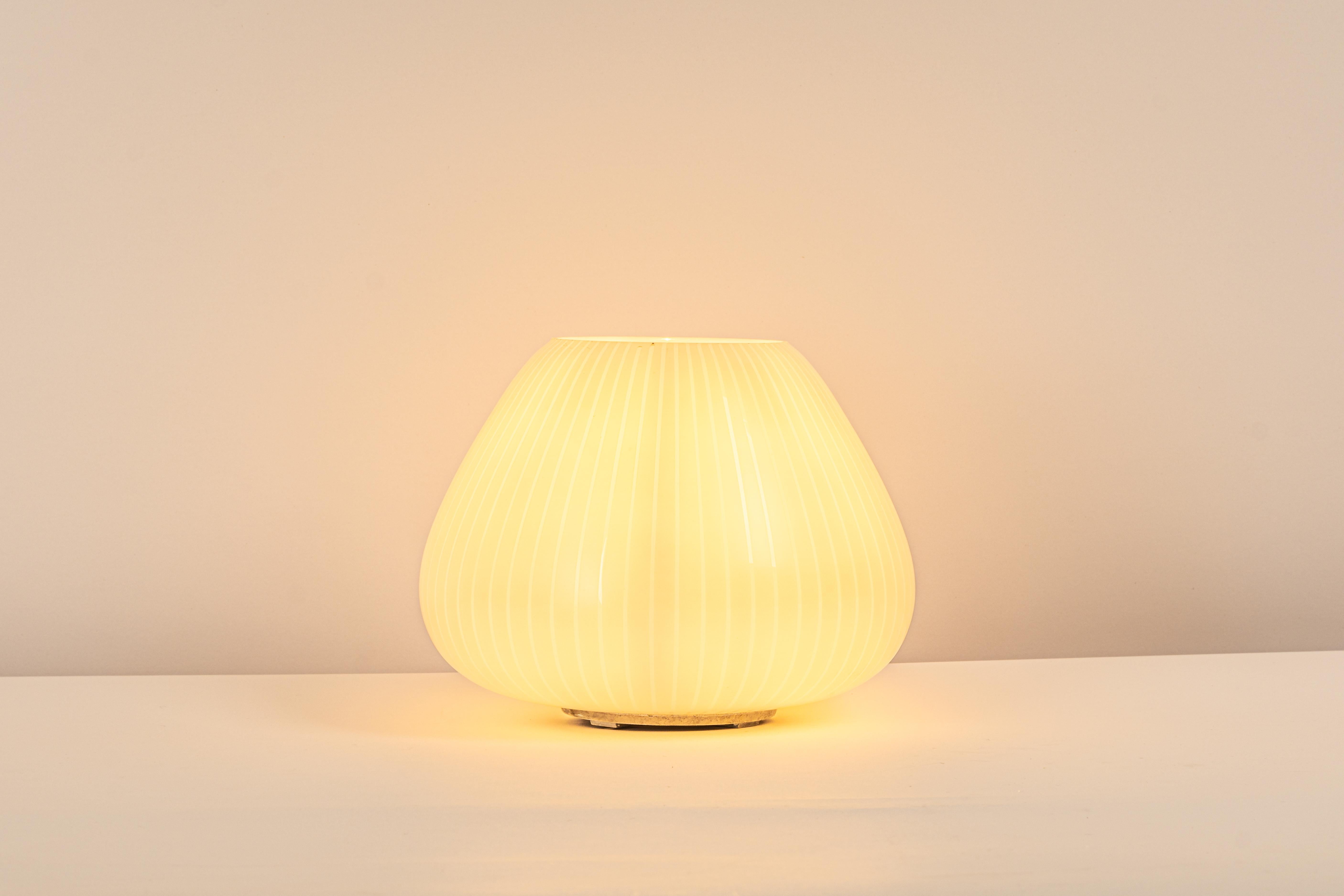 Milieu du XXe siècle Petit luminaire conçu par Wagenfeld Peill & Putzler, Juno, Allemagne, années 50 en vente