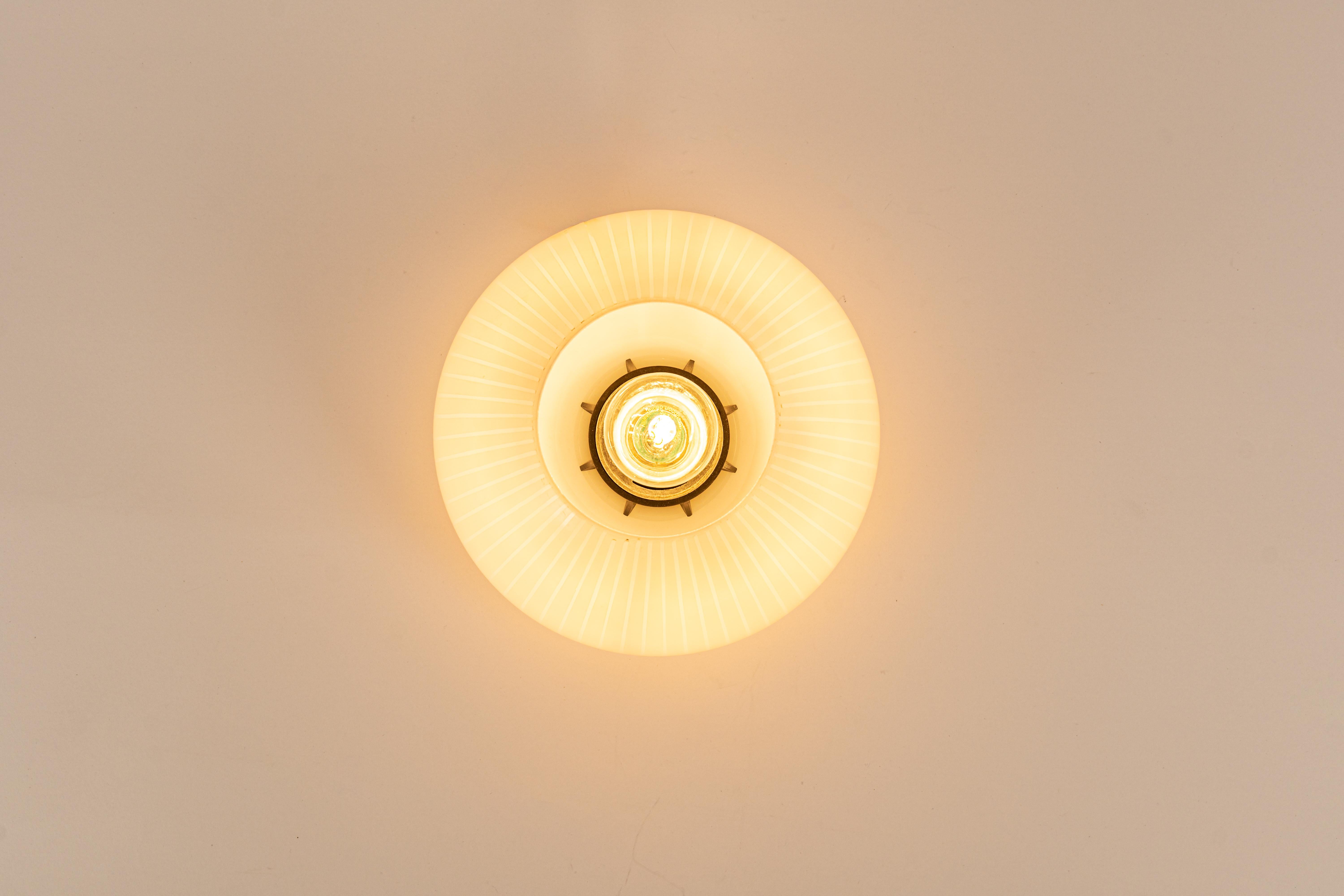 Petit luminaire conçu par Wagenfeld Peill & Putzler, Juno, Allemagne, années 50 en vente 2