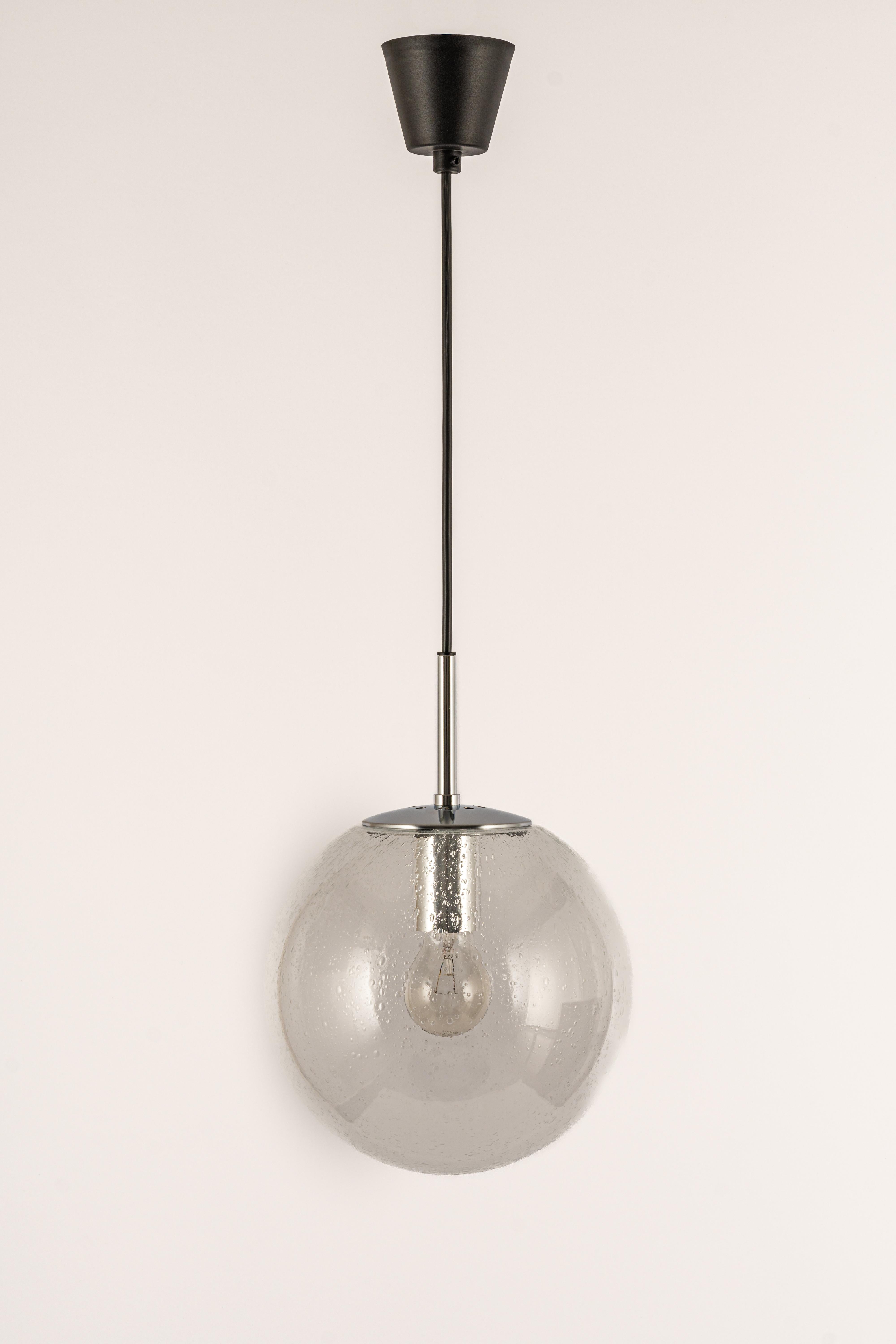 Petite clear glass ball (hand-made) pendant, manufactured by Limburg, Germany, circa 1970-1979.

Sockets: 1 x E27 standard bulbs.
Light bulbs are not included. It is possible to install this fixture in all countries (US, UK, Europe, Asia,
