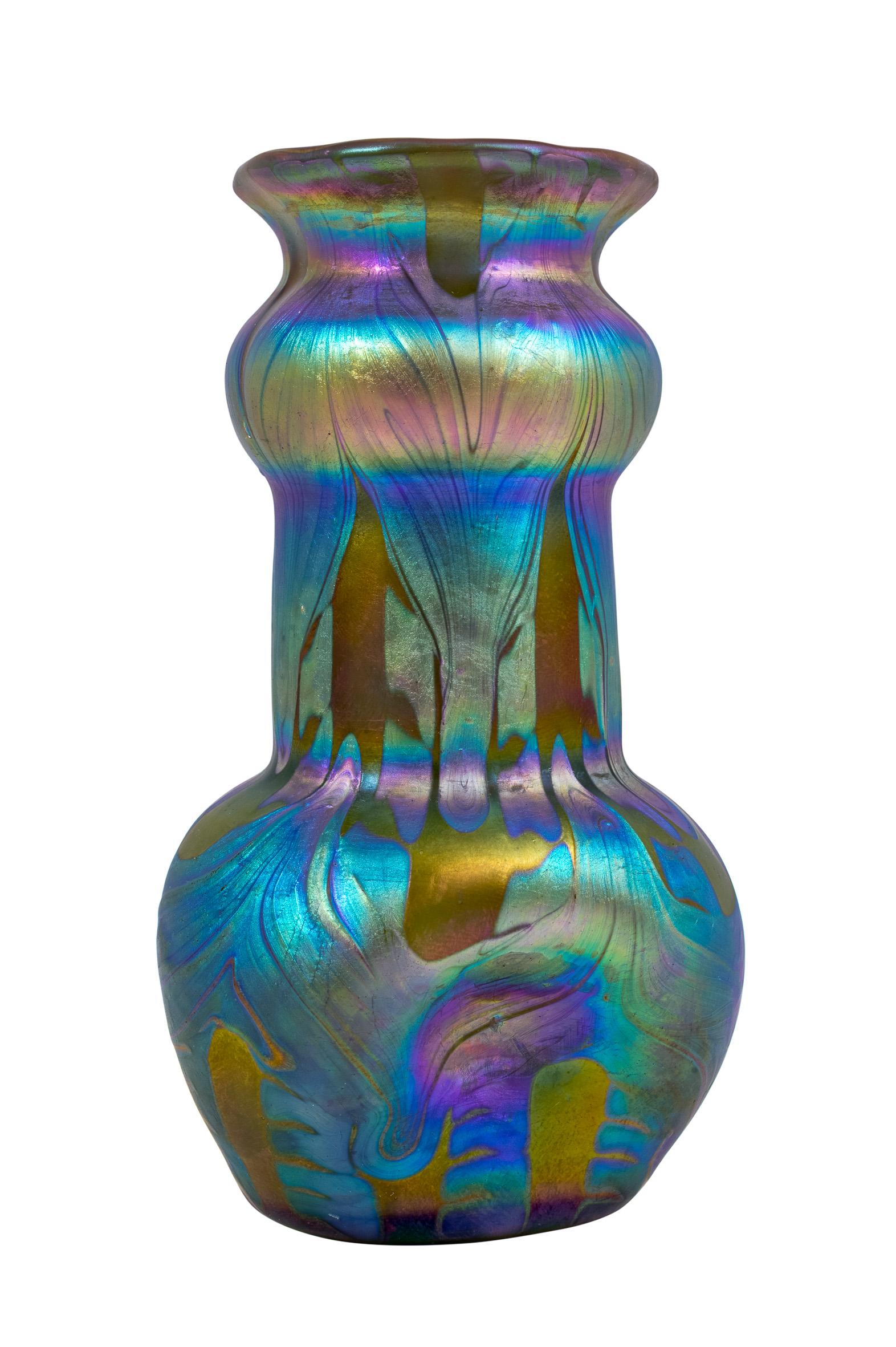 Vase en verre fabriqué par Johann Loetz Witwe PG 1/158 décoration ca. 1901 Jugendstil autrichien

Ce vase est un spécimen exquis et parfaitement conservé, qui illustre le grand art du soufflage du verre du fabricant Loetz. La décoration de la