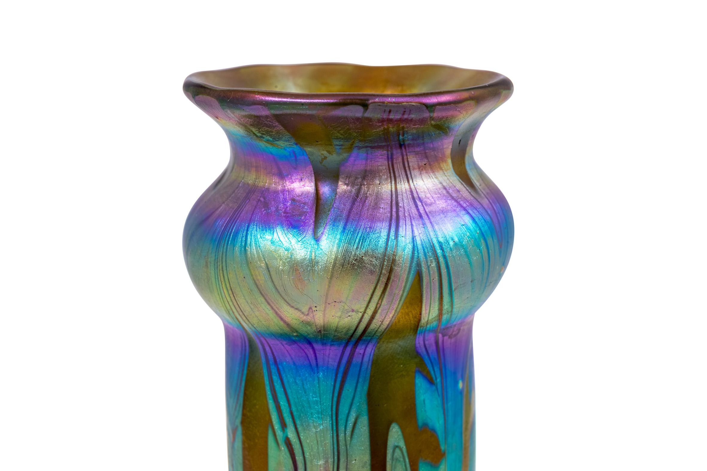 Début du 20ème siècle Petit vase en verre Loetz d'Autriche Jugendstil bleu vert violet, datant d'environ 1901 en vente