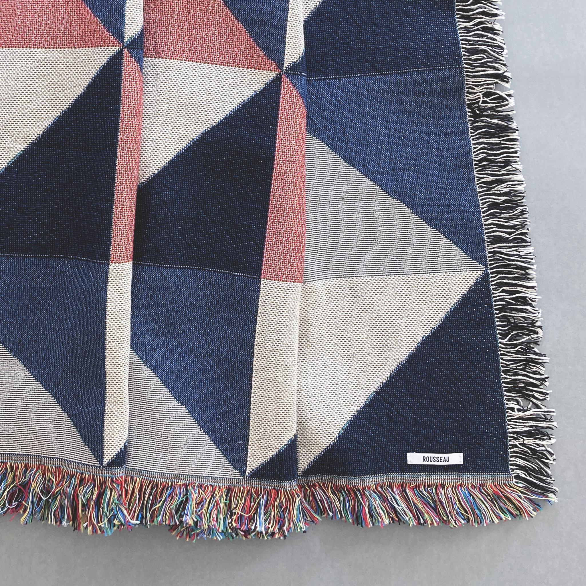 Gewebte Überdeckendecke „Peque Loom“, sechzehn mehrfarbige Geo, 40 x 54 cm, gewebt (Moderne) im Angebot