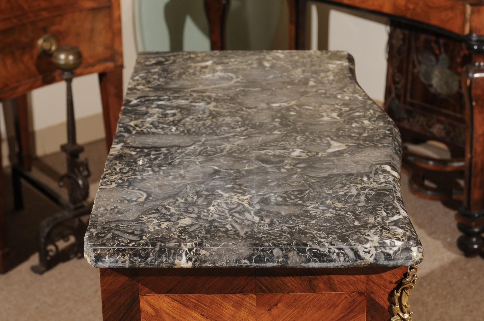 Petite Commode d'epoca Luigi XV in legno di tulipano con montature in bronzo e piano in marmo in vendita 8
