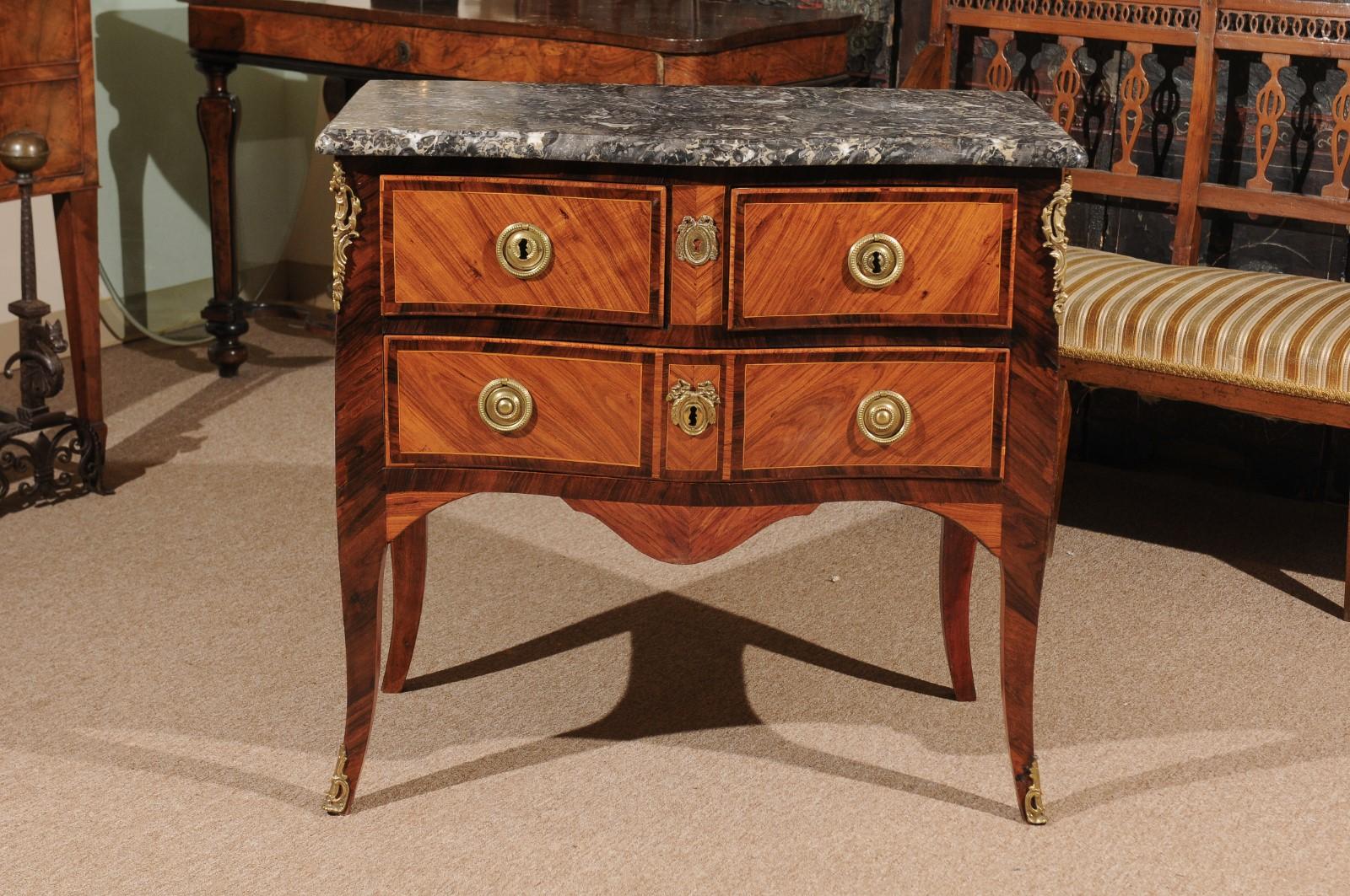 Petite Commode d'epoca Luigi XV in legno di tulipano con montature in bronzo dorato e piano in marmo grigio, Francia, XVIII secolo.