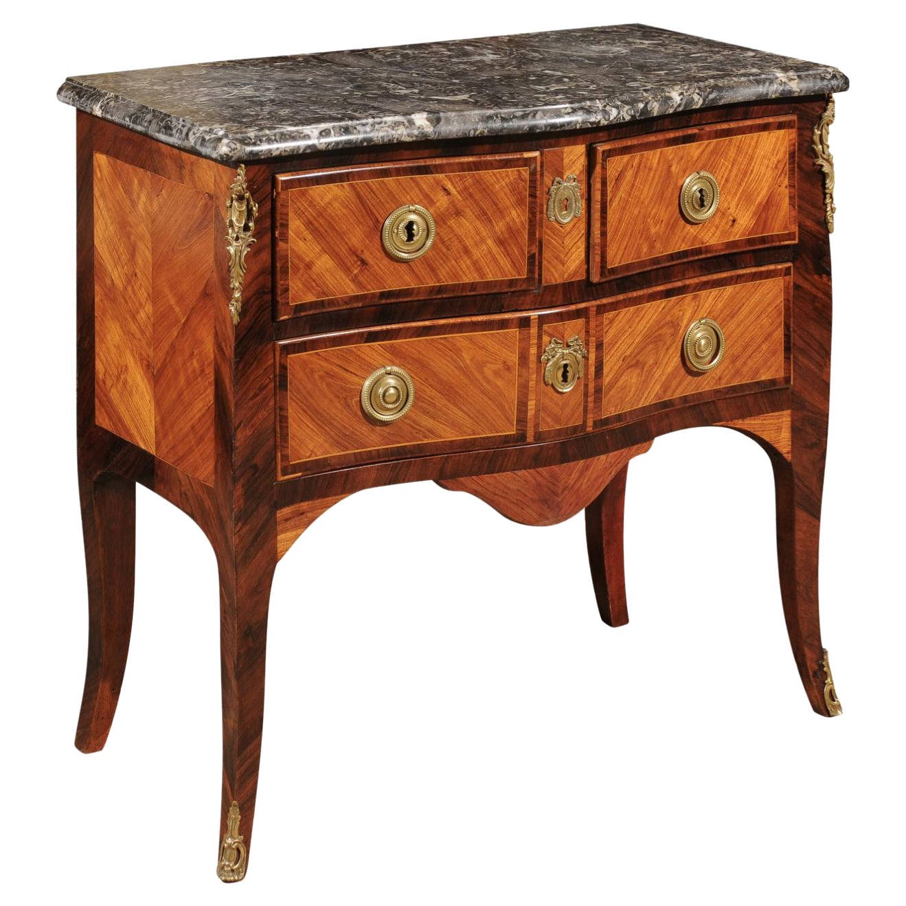 Pequeña cómoda de época Luis XV en madera de tulipán con soportes de bronce doré y tapa de mármol en venta